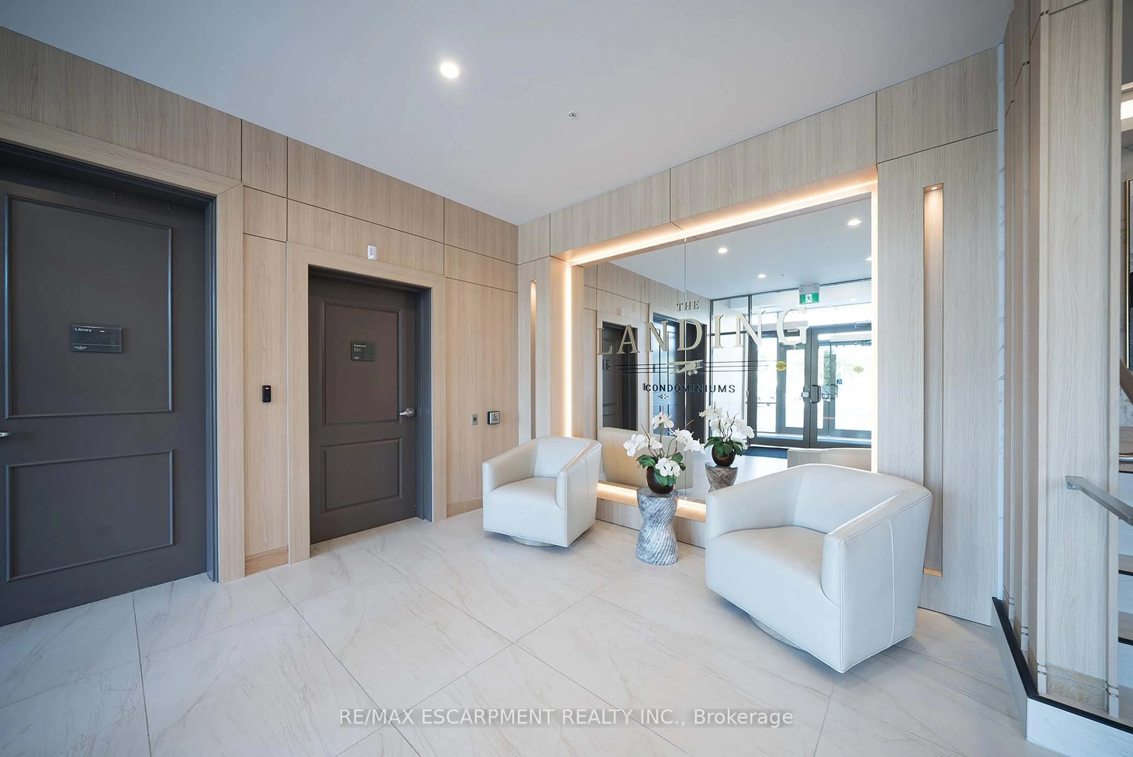 Indoor foyer for 34 Norman St #502, Brantford Ontario N3R 2Y1