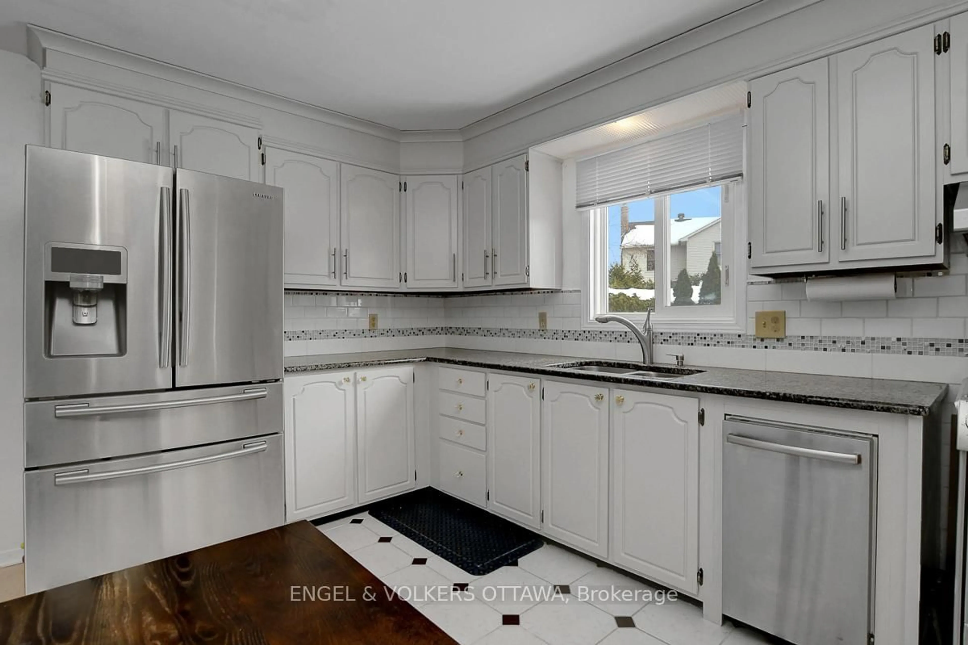 Unknown for 1016 Driftwood Cres, Orleans Ontario K1C 2P1