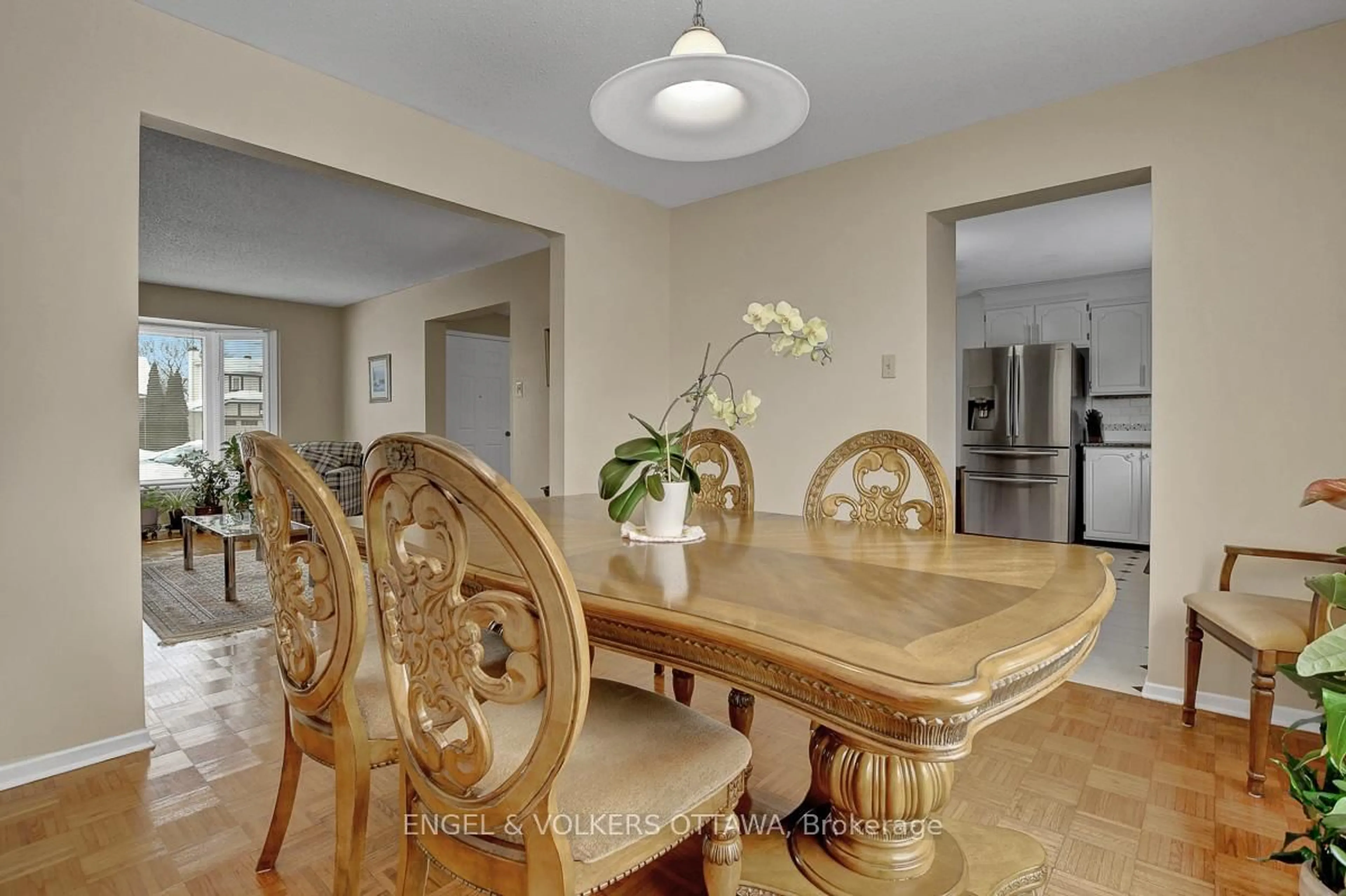 Dining room, ceramic/tile floor for 1016 Driftwood Cres, Orleans Ontario K1C 2P1
