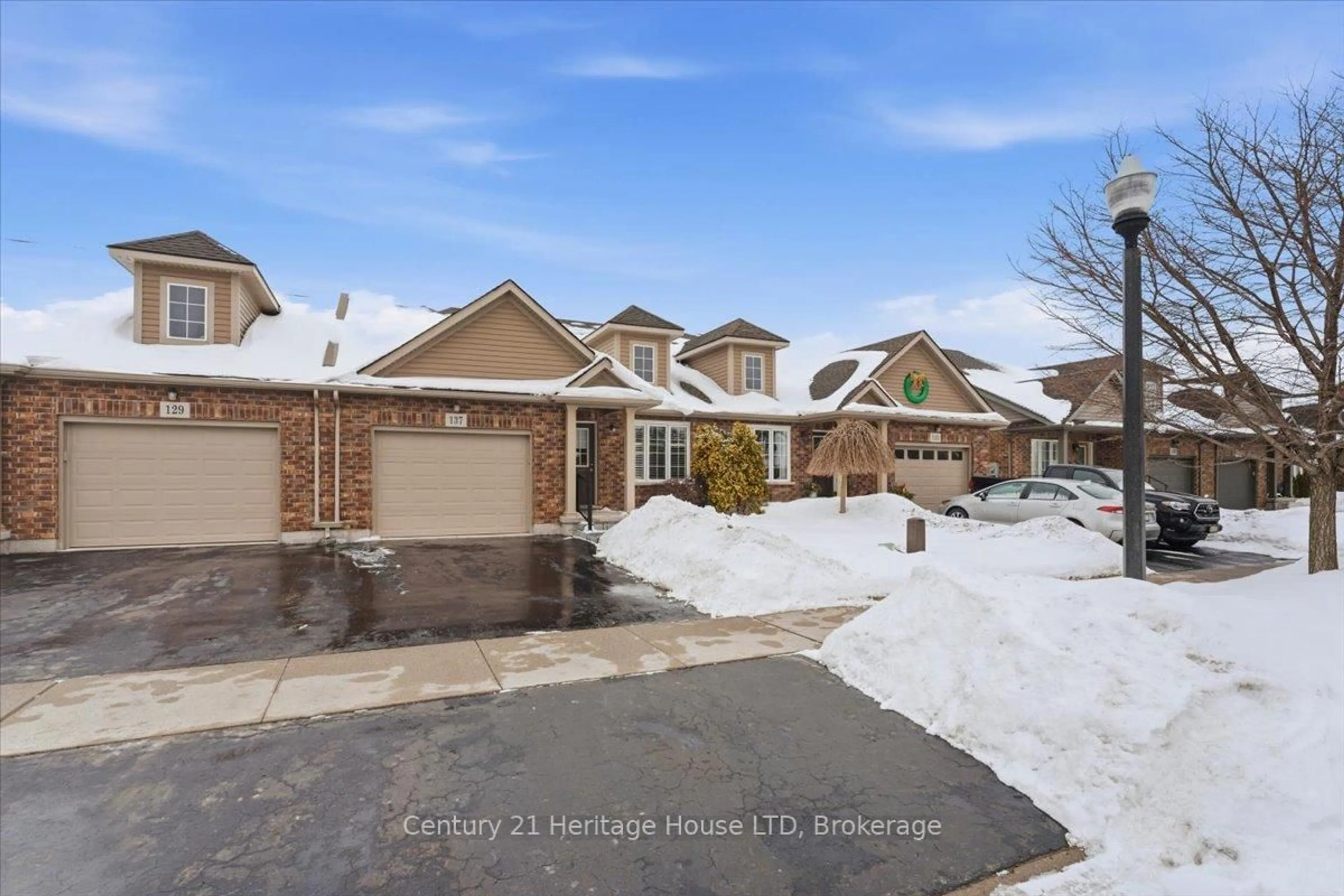 A pic from outside/outdoor area/front of a property/back of a property/a pic from drone, street for 137 Silverwood Ave, Welland Ontario L3C 0B7