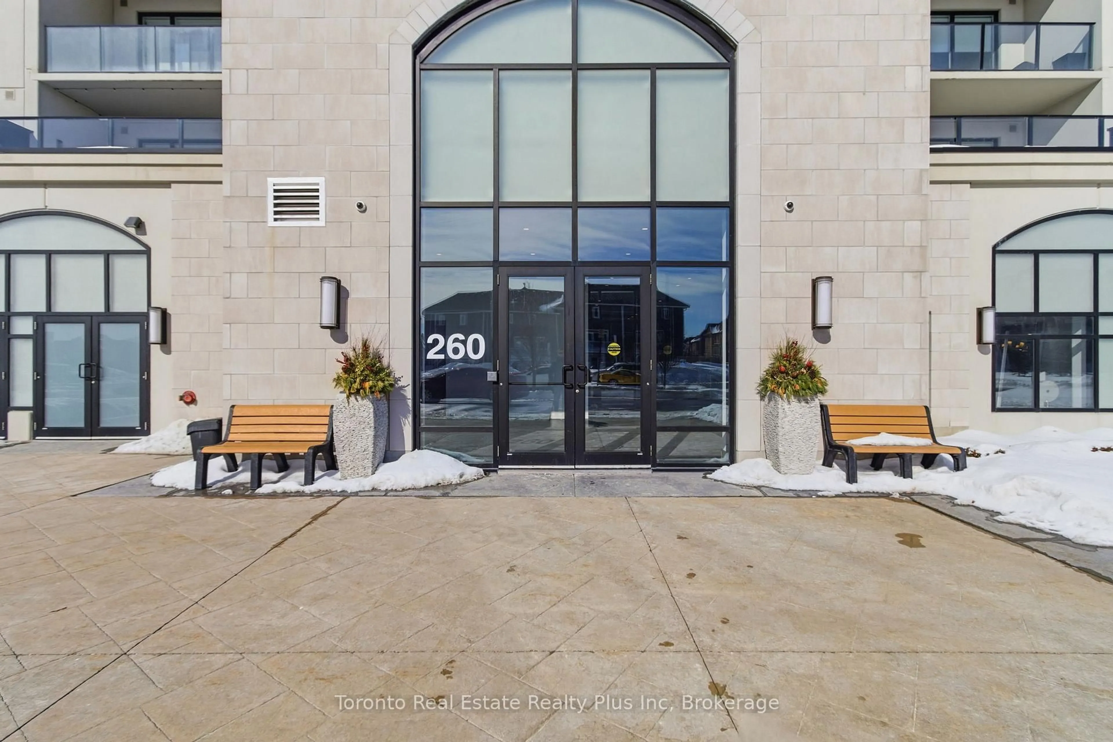 Indoor foyer for 260 Villagewalk Blvd #1109, London North Ontario N6G 0W6