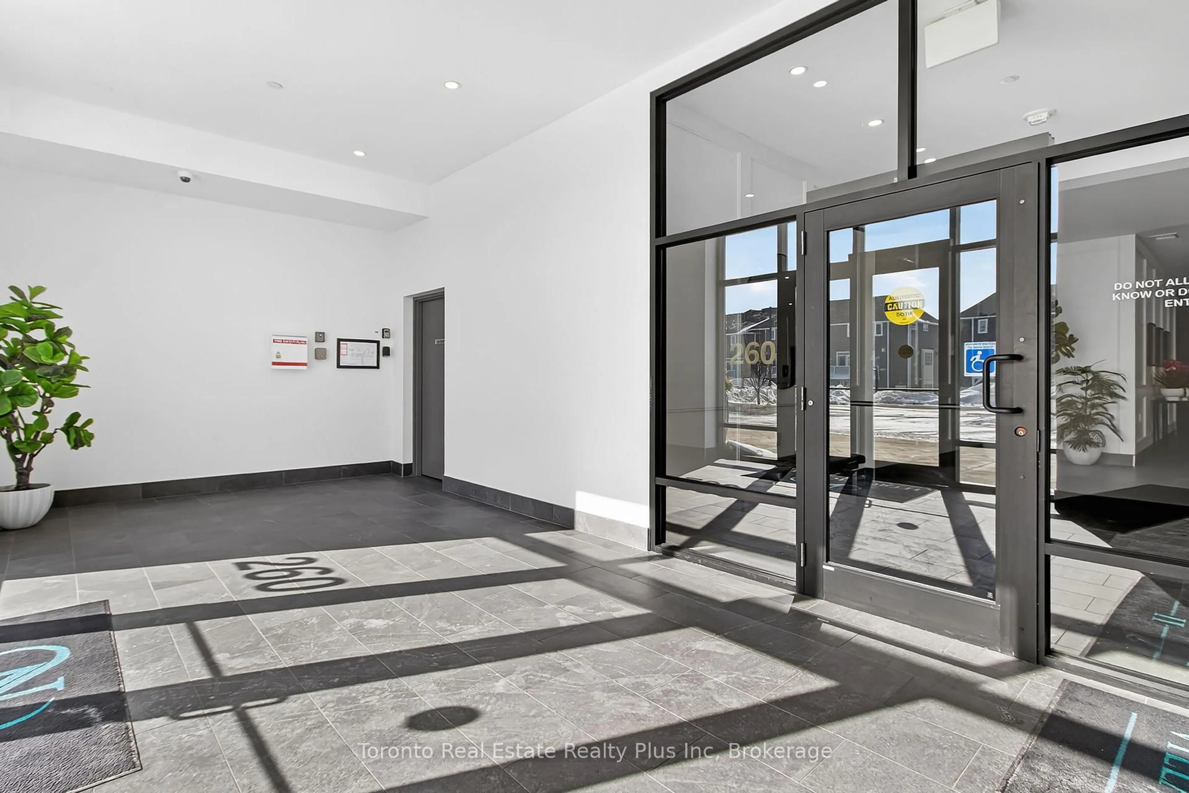 Indoor foyer for 260 Villagewalk Blvd #1109, London North Ontario N6G 0W6