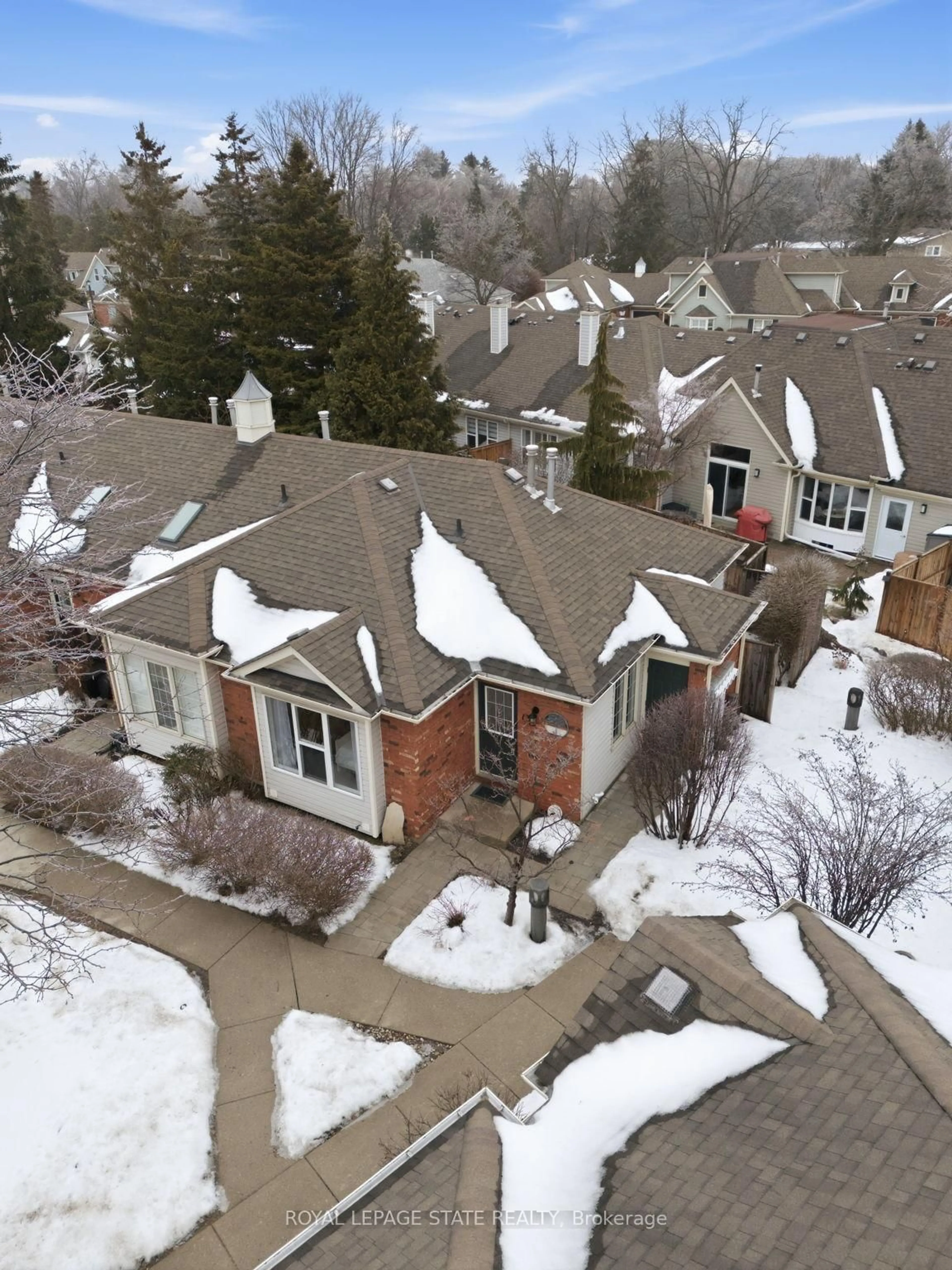 A pic from outside/outdoor area/front of a property/back of a property/a pic from drone, street for 175 Fiddlers Green Rd #13, Hamilton Ontario L9G 4X7