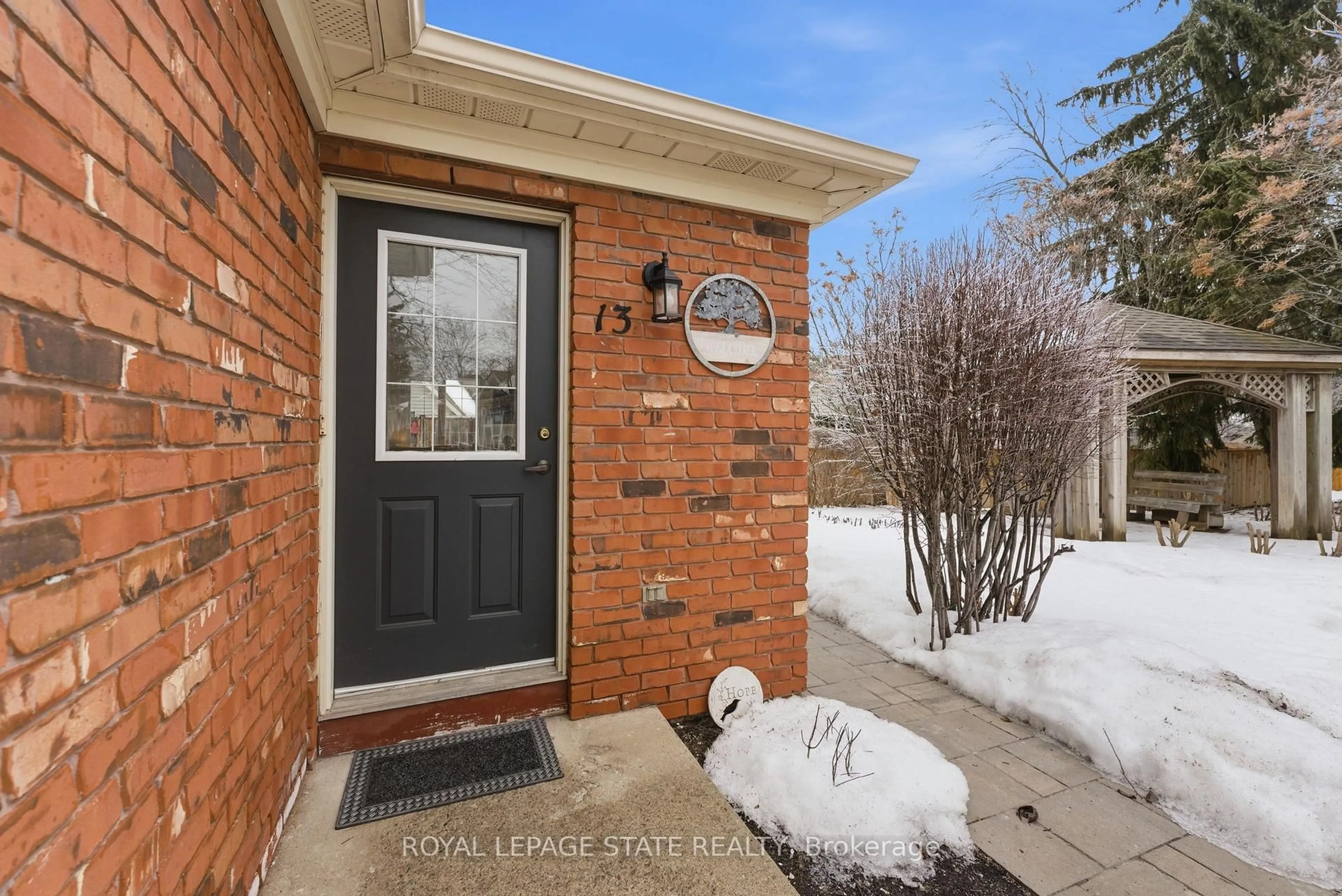 Indoor entryway for 175 Fiddlers Green Rd #13, Hamilton Ontario L9G 4X7