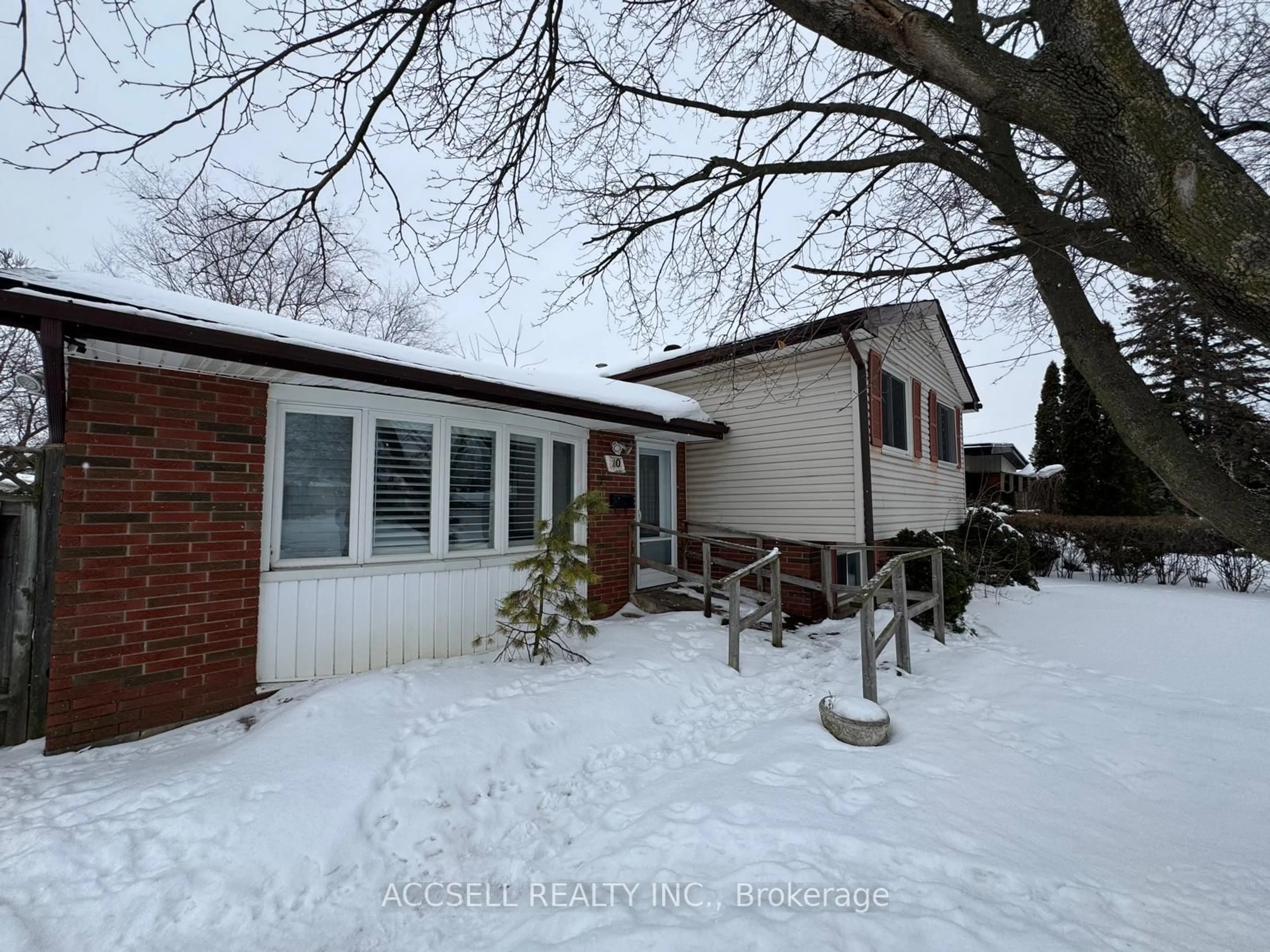 A pic from outside/outdoor area/front of a property/back of a property/a pic from drone, street for 10 Baroche St, Hamilton Ontario L8V 4C7