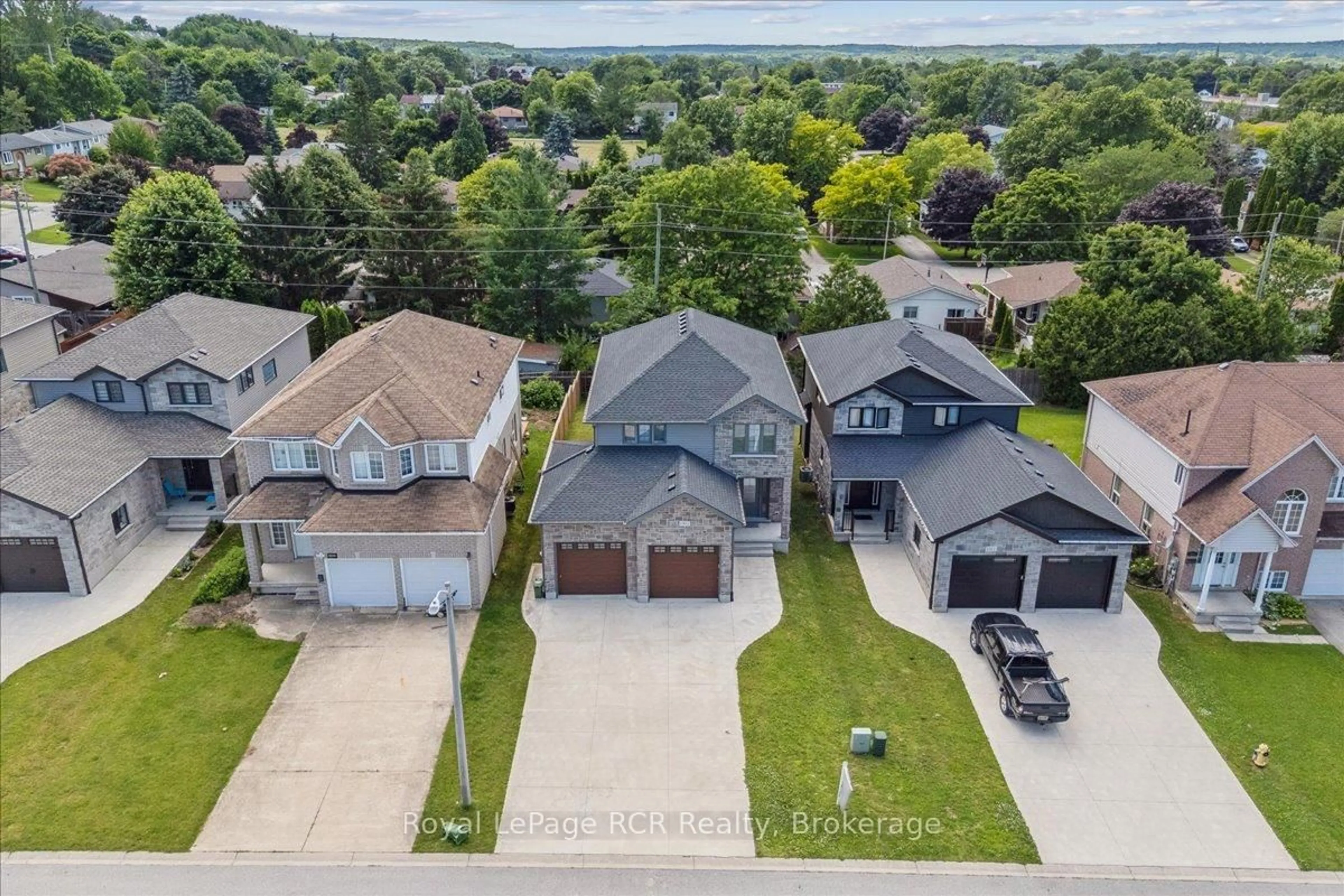 A pic from outside/outdoor area/front of a property/back of a property/a pic from drone, street for 1302 14th Ave, Owen Sound Ontario N4K 0A1
