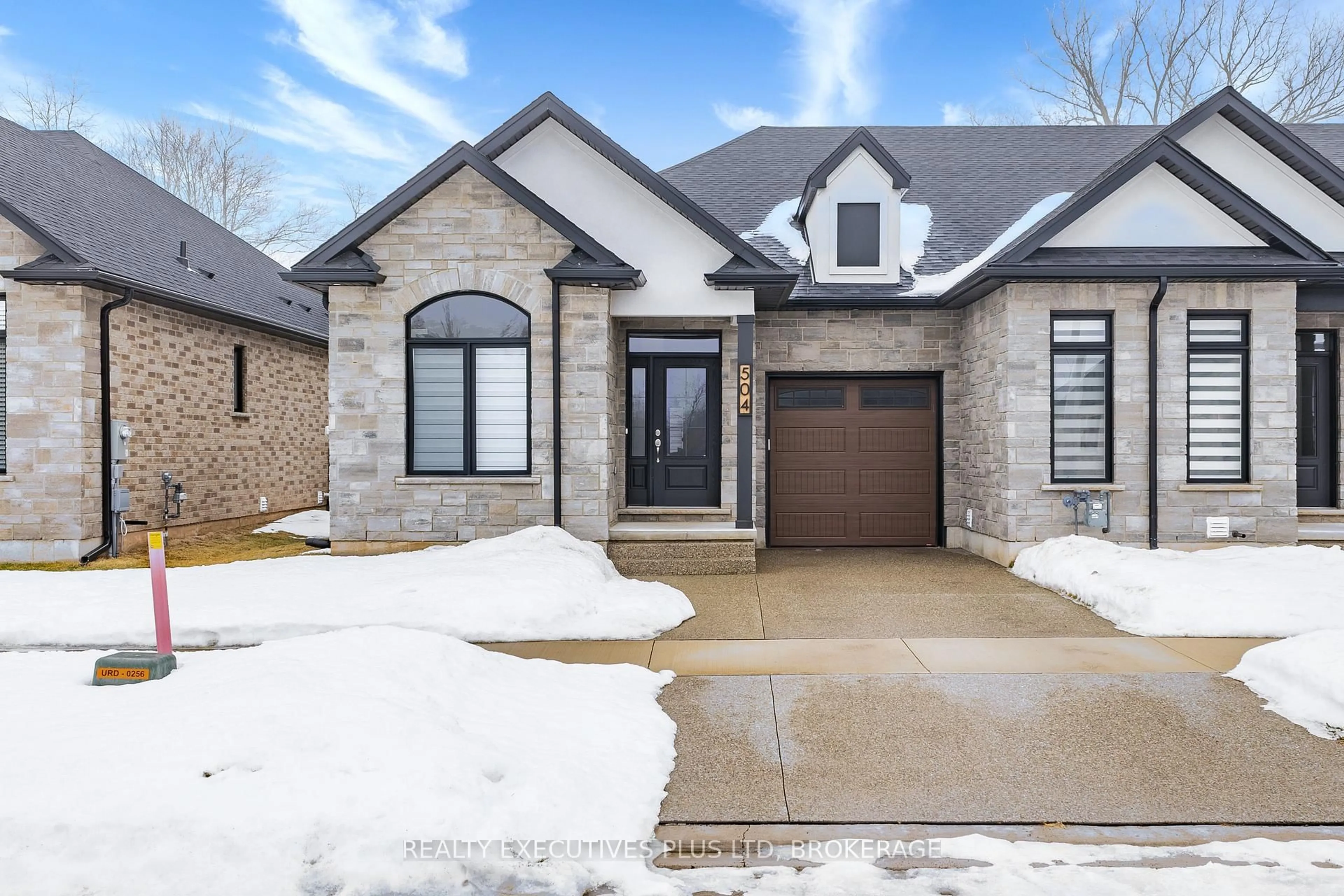 Home with brick exterior material, street for 504 Royal Ridge Crt, Fort Erie Ontario N9V 3W4