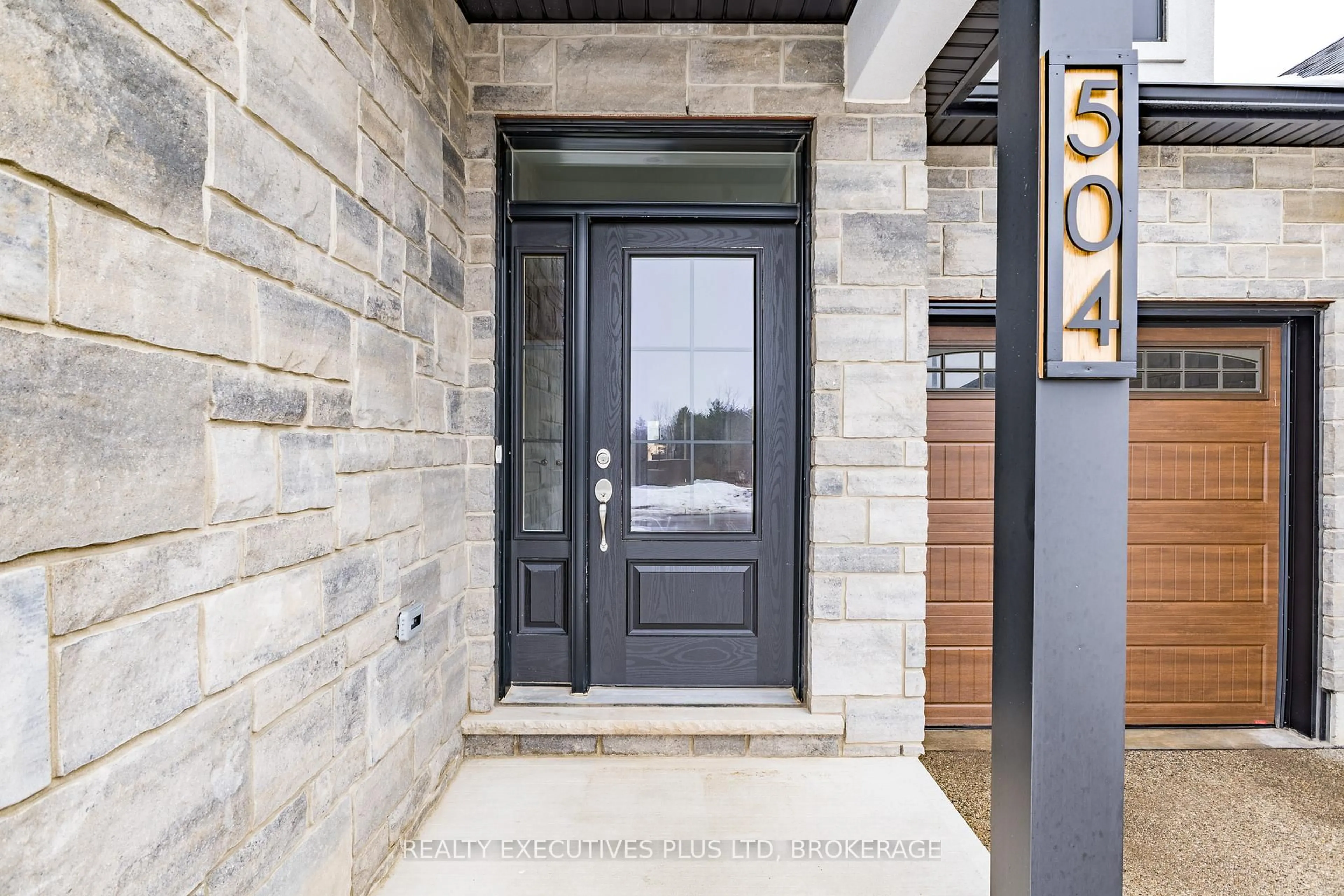 Indoor entryway for 504 Royal Ridge Crt, Fort Erie Ontario N9V 3W4