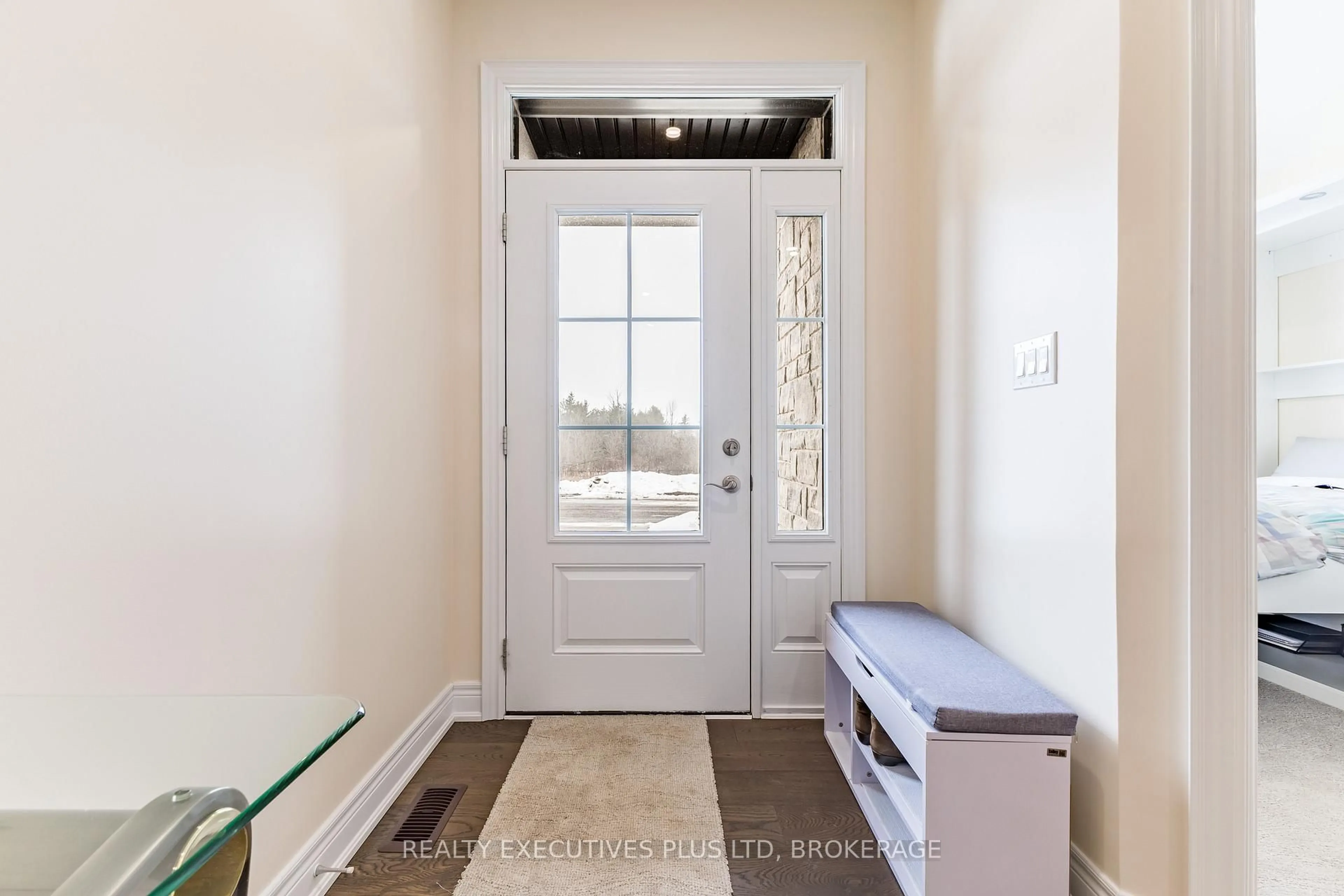 Indoor entryway for 504 Royal Ridge Crt, Fort Erie Ontario N9V 3W4