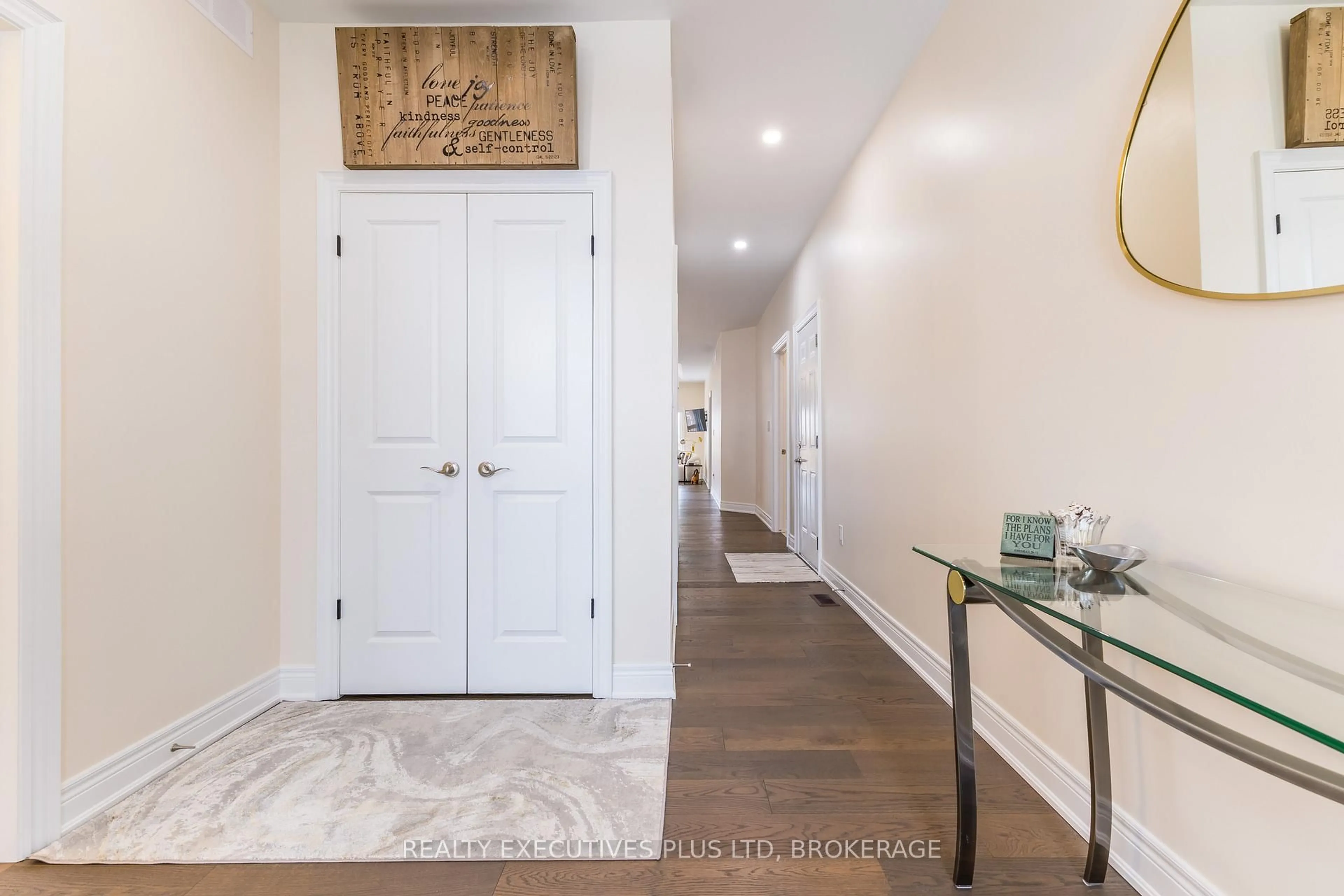 Indoor entryway for 504 Royal Ridge Crt, Fort Erie Ontario N9V 3W4