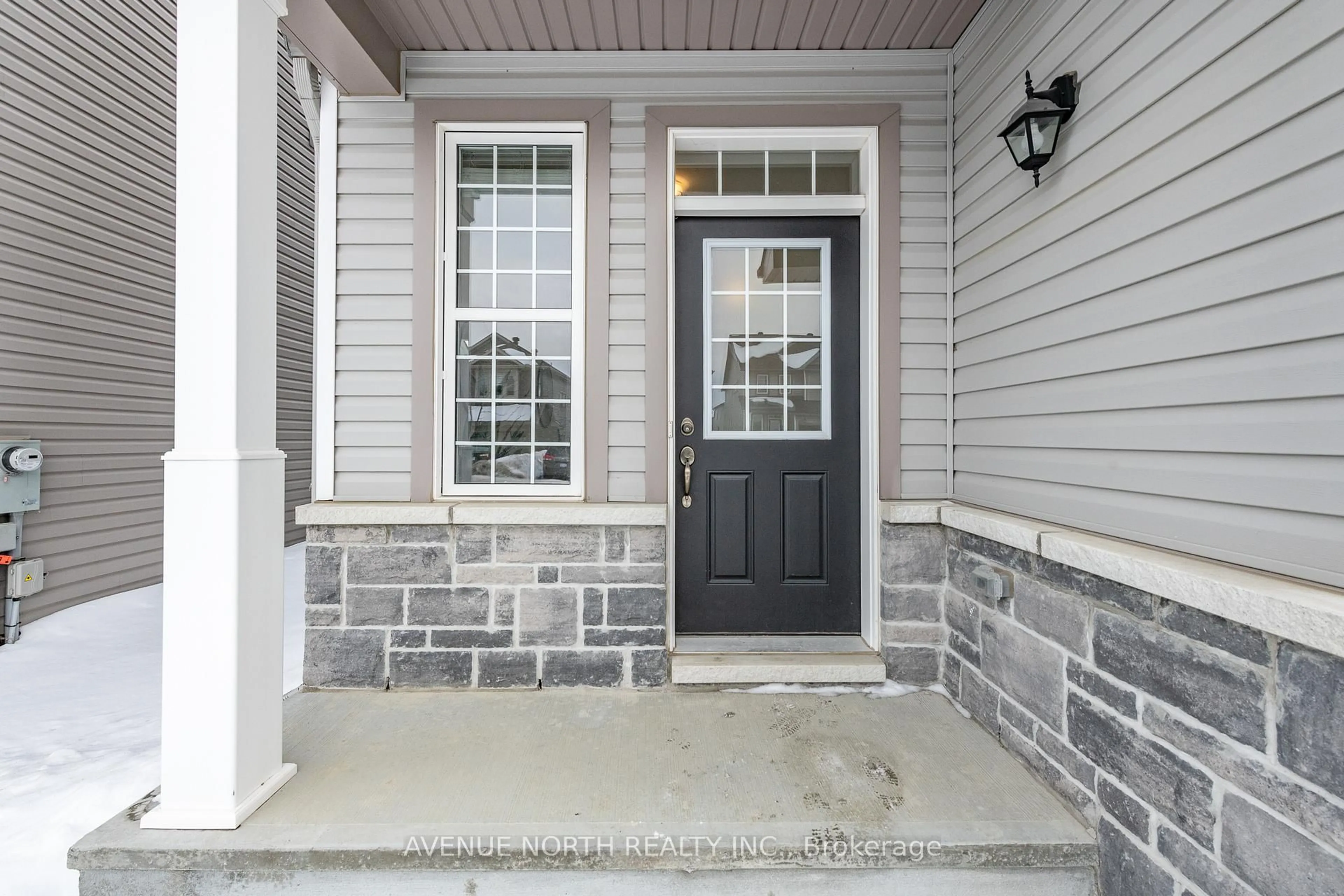 Indoor entryway for 151 Minikan St, Ottawa Ontario K1X 0E5