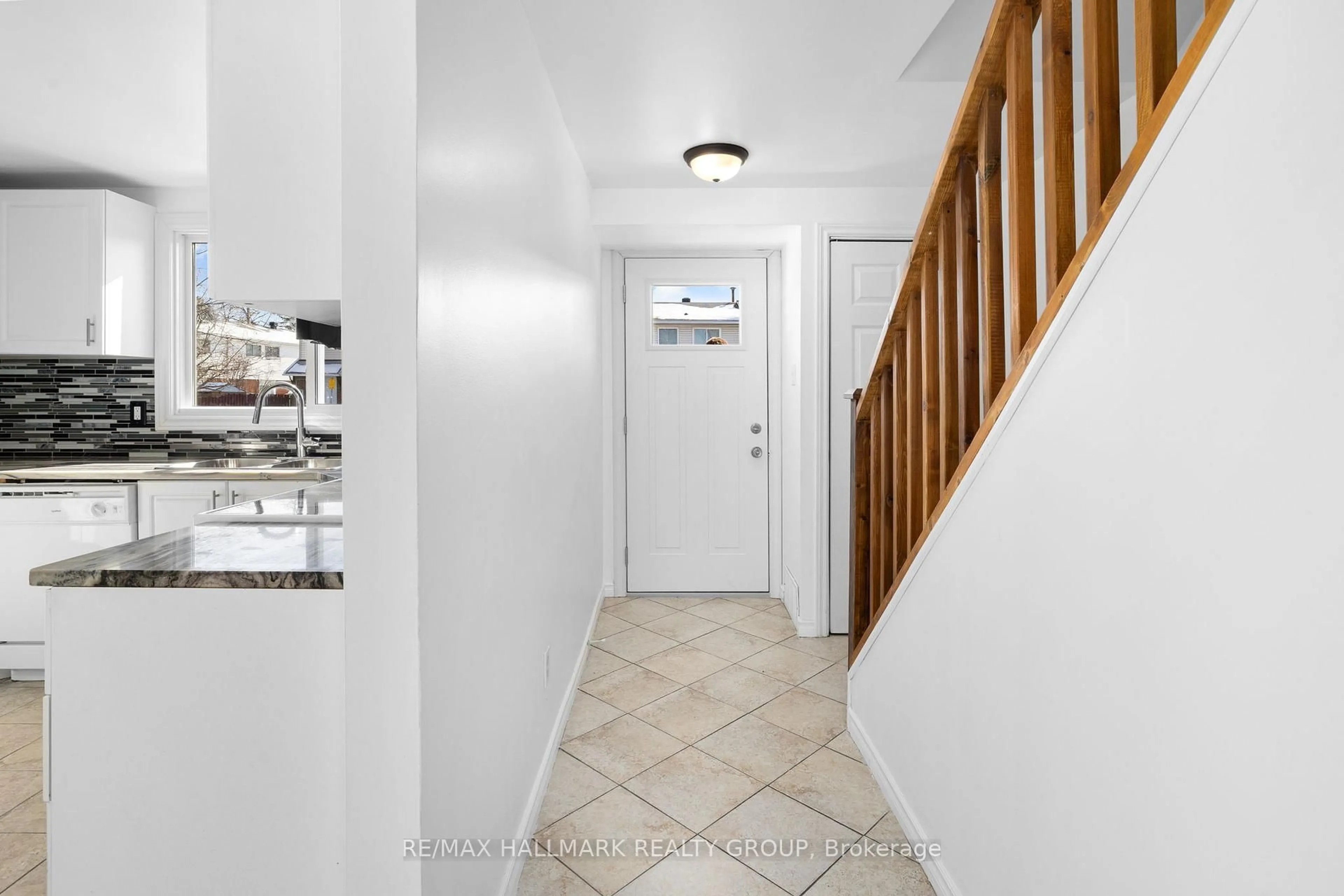 Indoor entryway for 1458 Heatherington Rd #C, Ottawa Ontario K1V 6S1