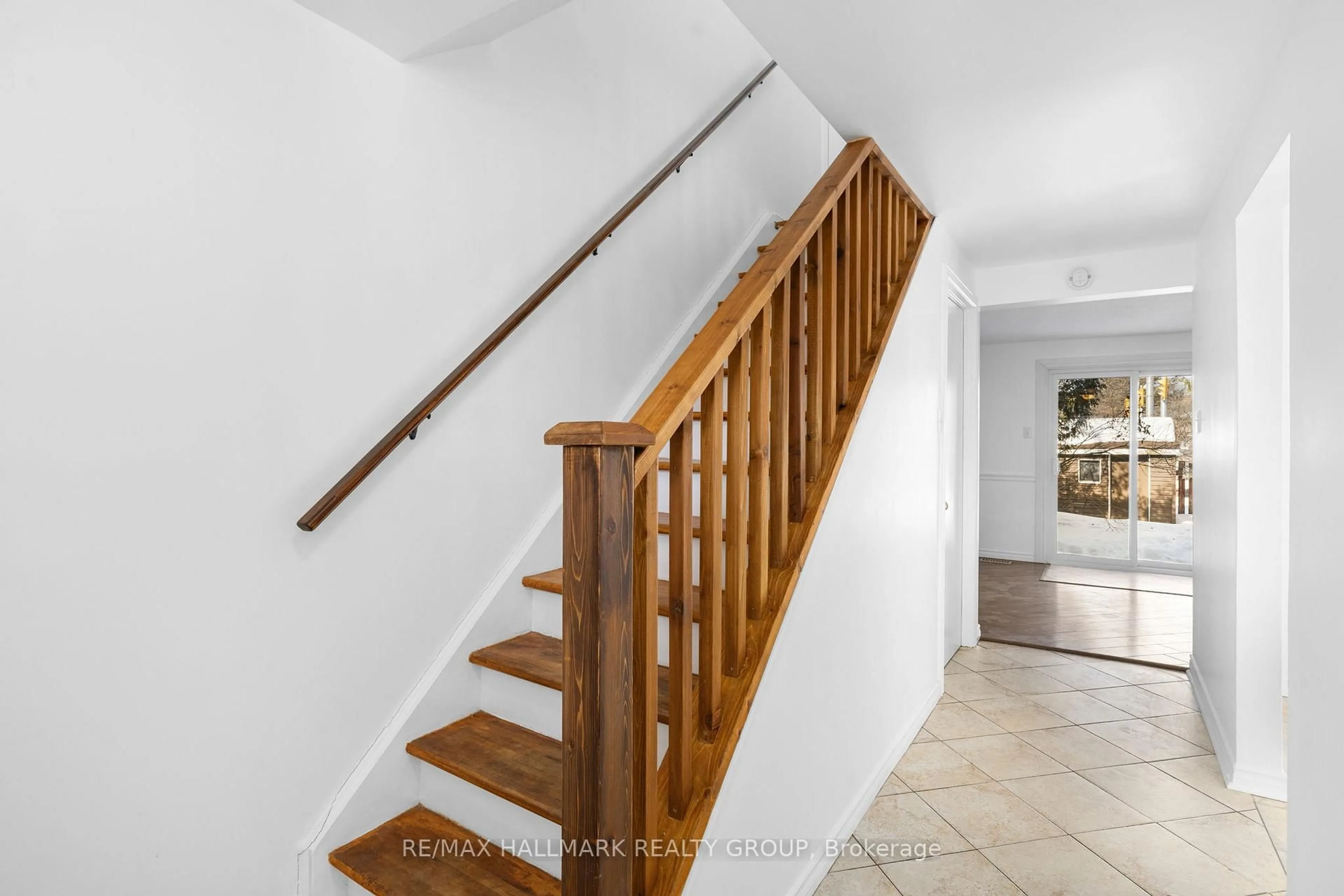 Stairs for 1458 Heatherington Rd #C, Ottawa Ontario K1V 6S1