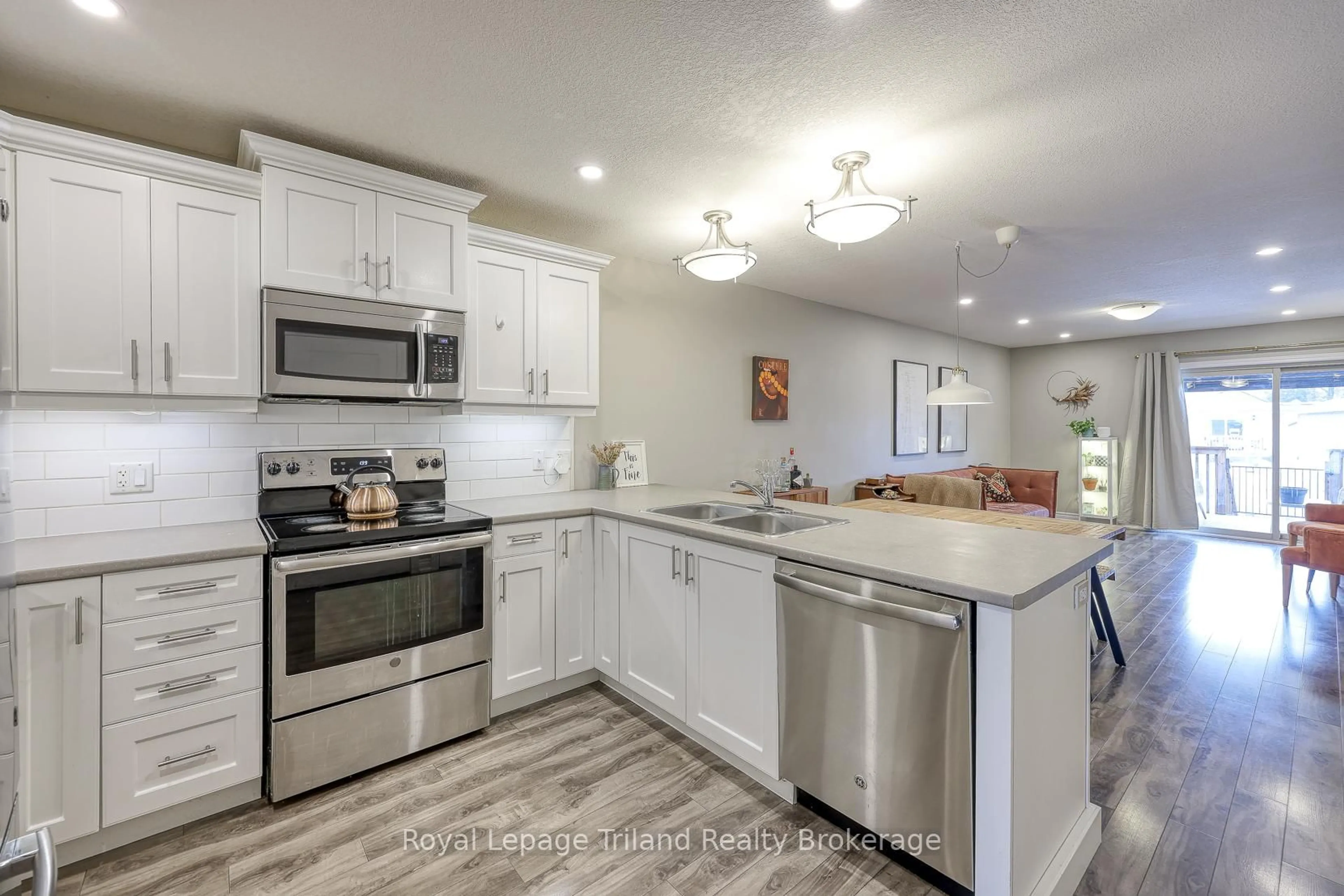 Open concept kitchen, ceramic/tile floor for 68 North Main St, Norfolk Ontario N3Y 2M3