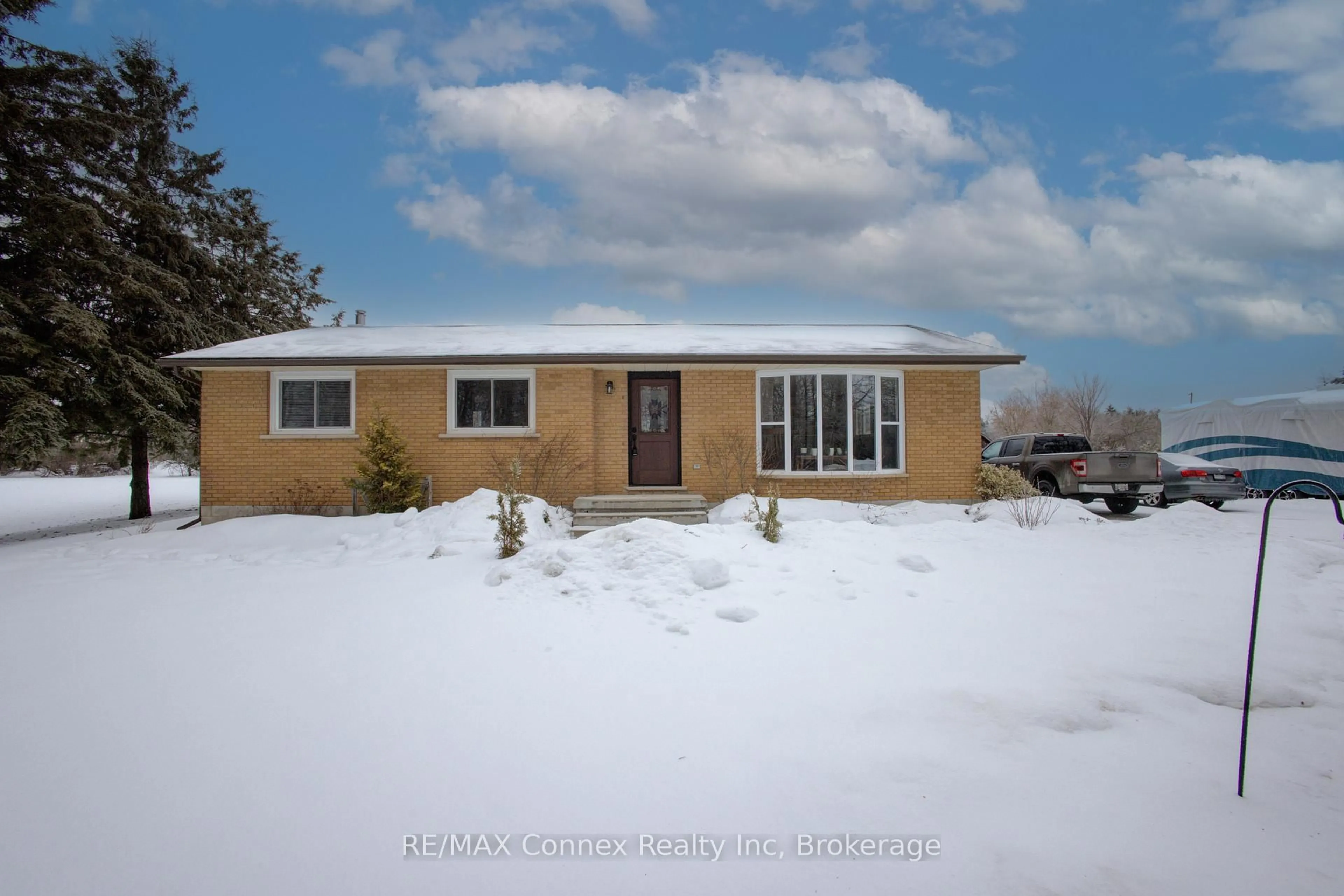 Home with vinyl exterior material, street for 4953 6th Line, Guelph/Eramosa Ontario N0B 2K0