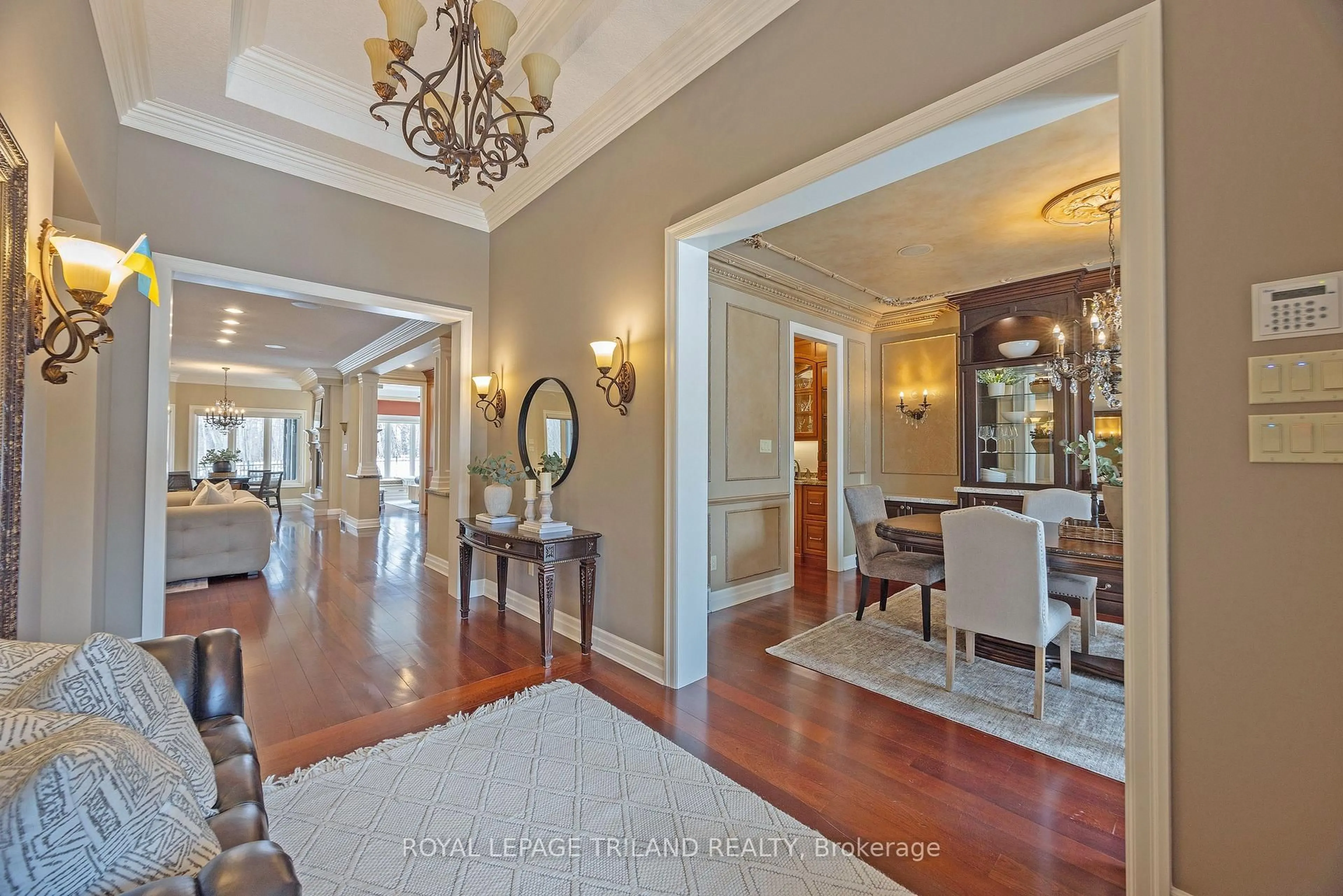 Indoor foyer for 2259 Waterside Terr, London North Ontario N6G 0M1