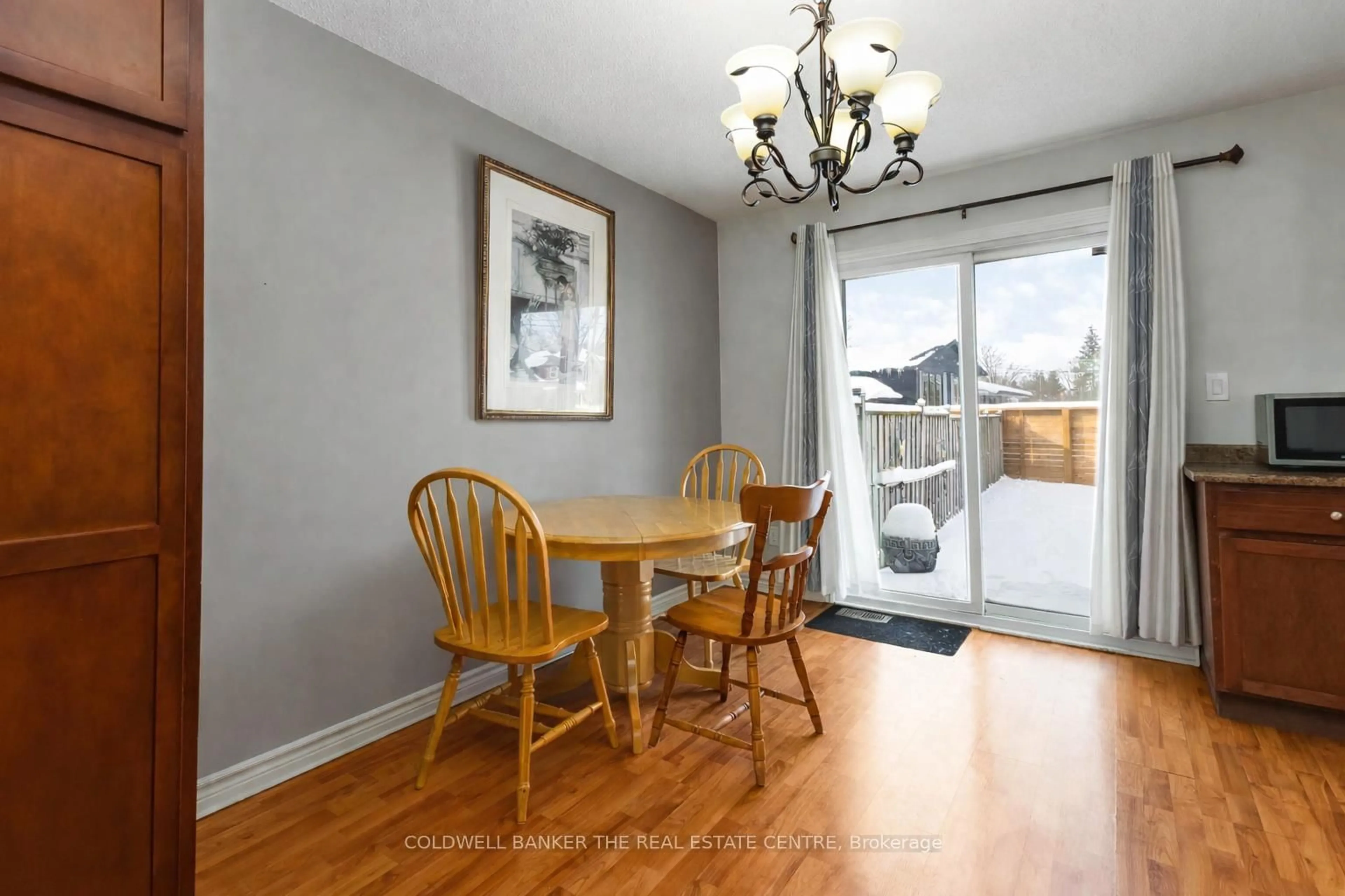 Dining room, wood/laminate floor for 19 Kittridge Ave, Strathroy-Caradoc Ontario N7G 2A7