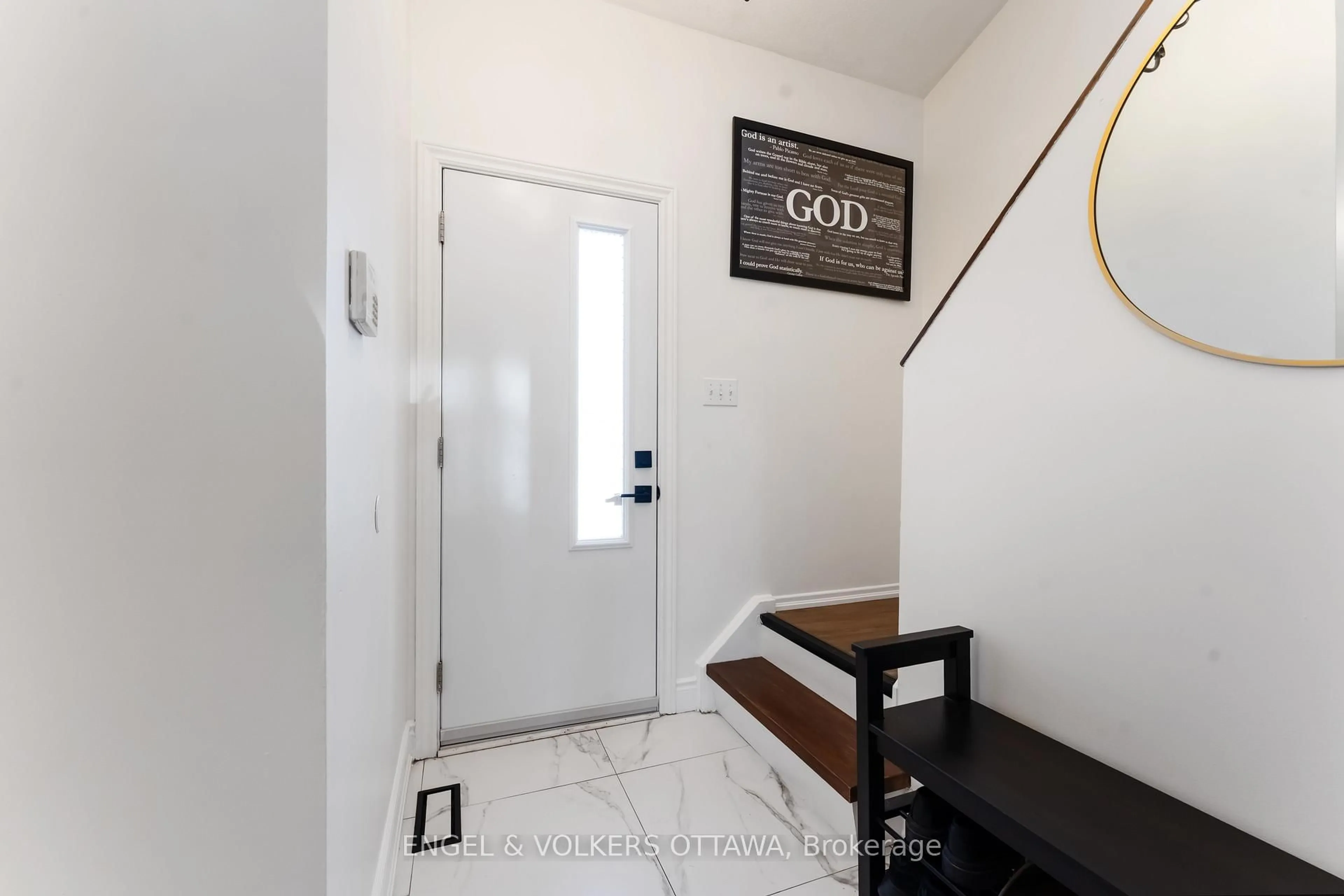 Indoor entryway for 1375 Bethamy Lane #58, Ottawa Ontario K1J 8P5