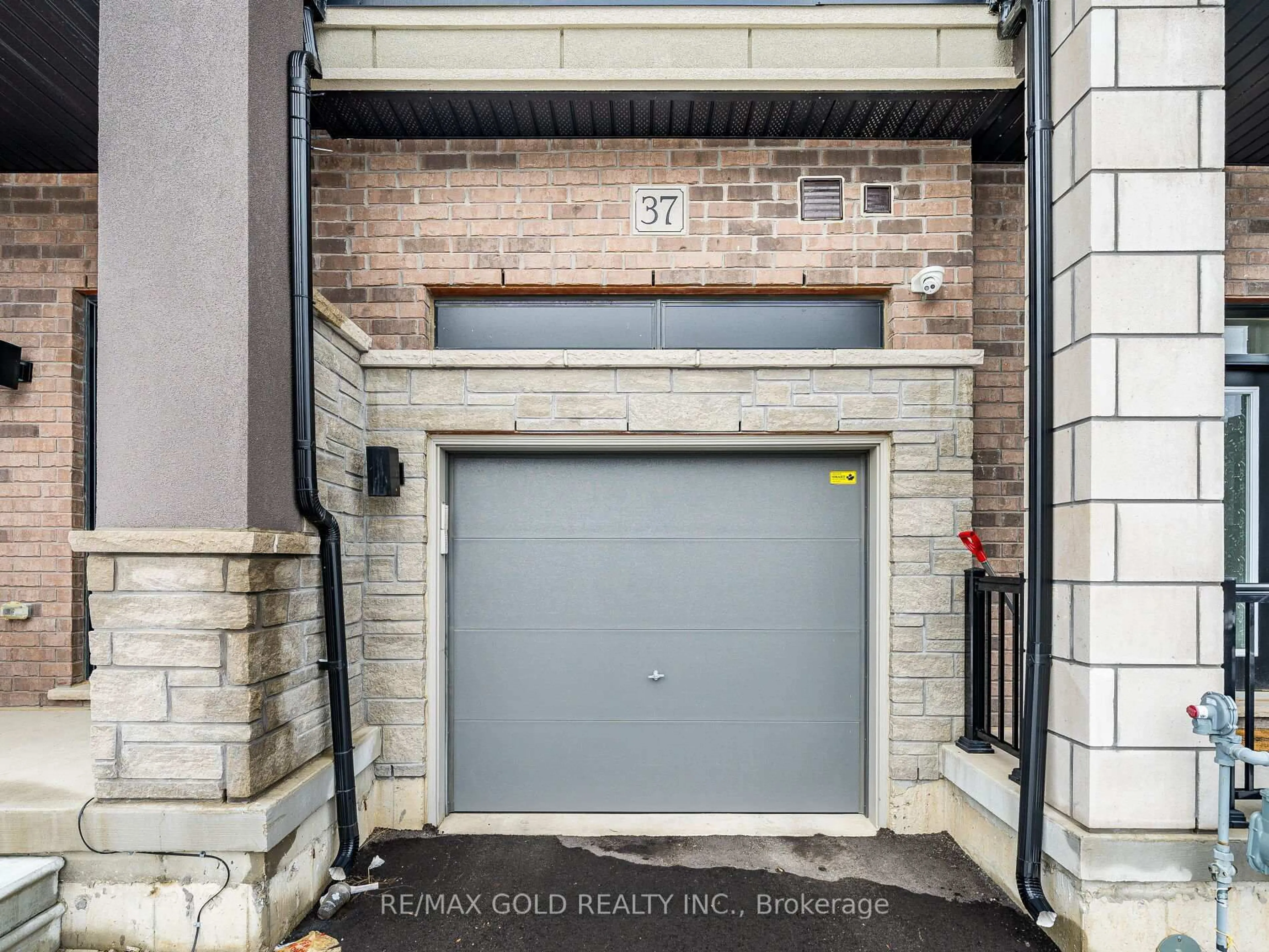 Indoor entryway for 37 George Brier Dr, Brant Ontario N3L 3Z9