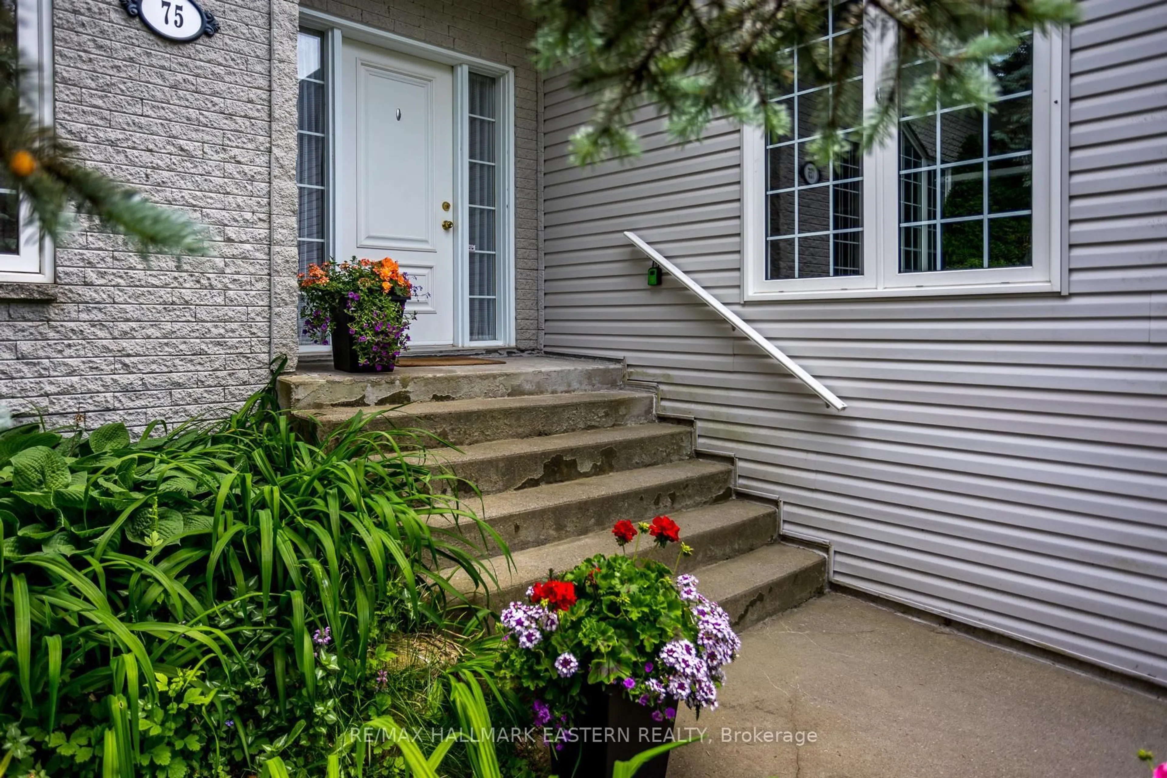 Indoor entryway for 75 Oxford St, Selwyn Ontario K0L 2H0