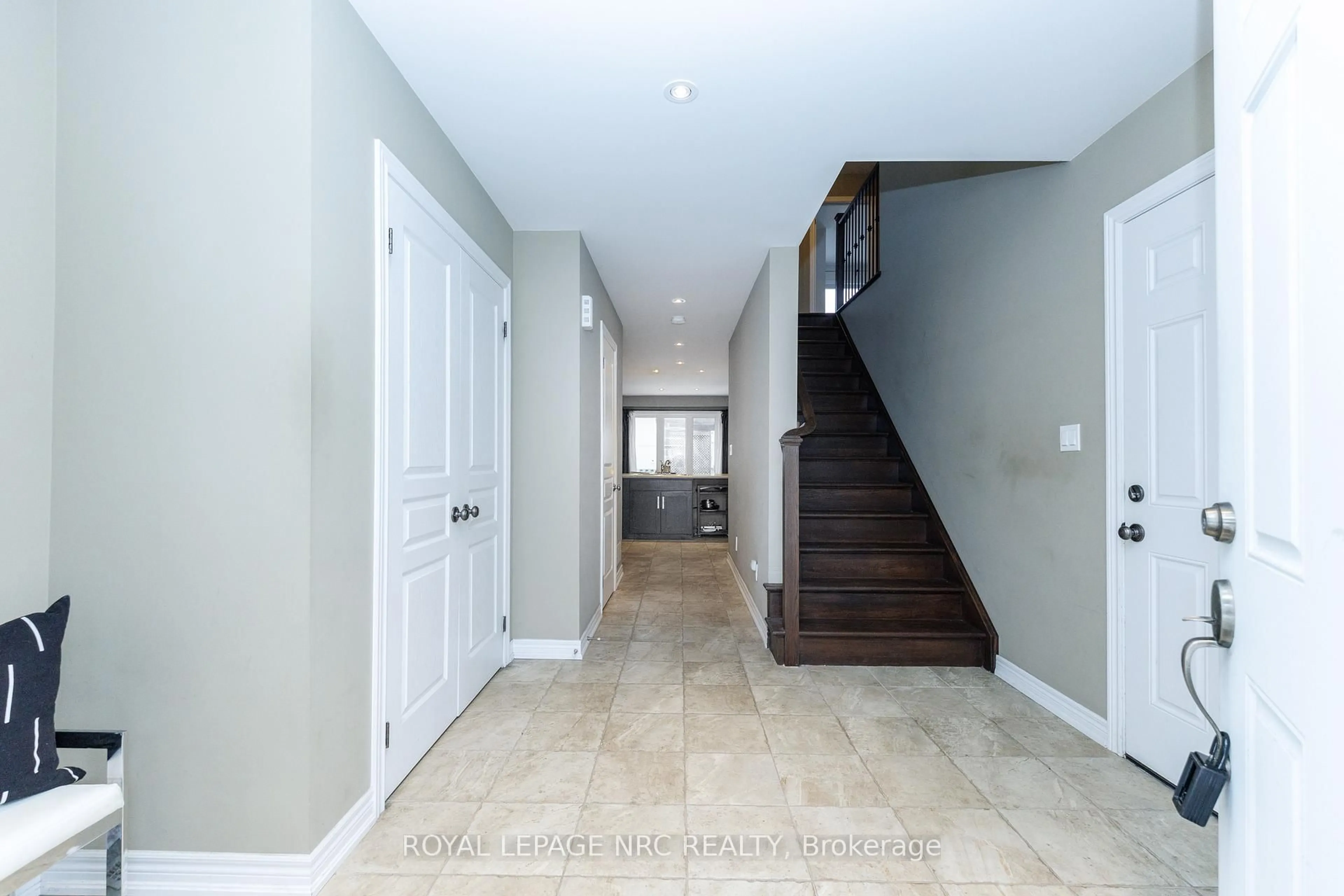 Indoor entryway for 61 Haig St, St. Catharines Ontario L2R 6K7