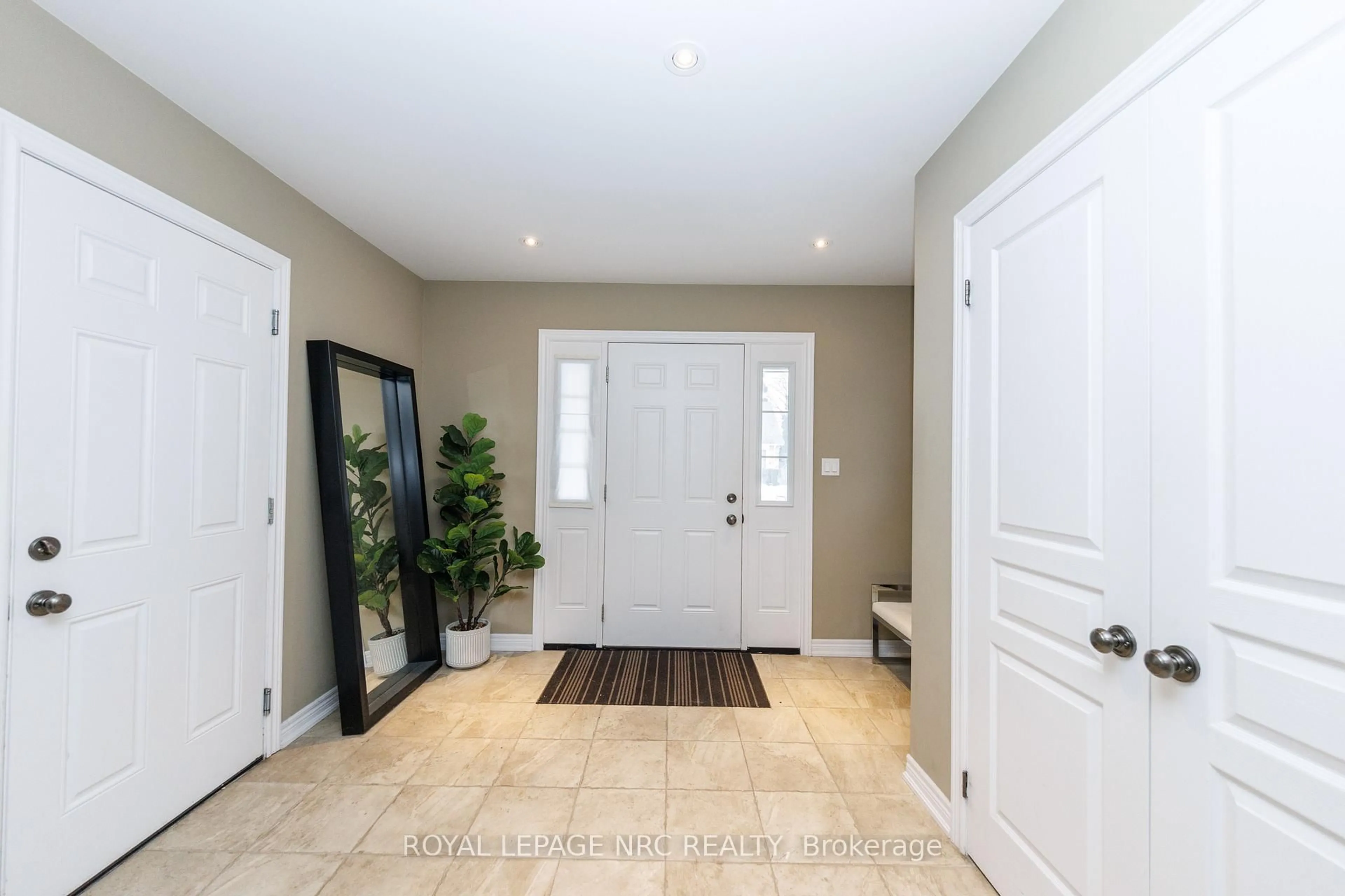 Indoor entryway for 61 Haig St, St. Catharines Ontario L2R 6K7