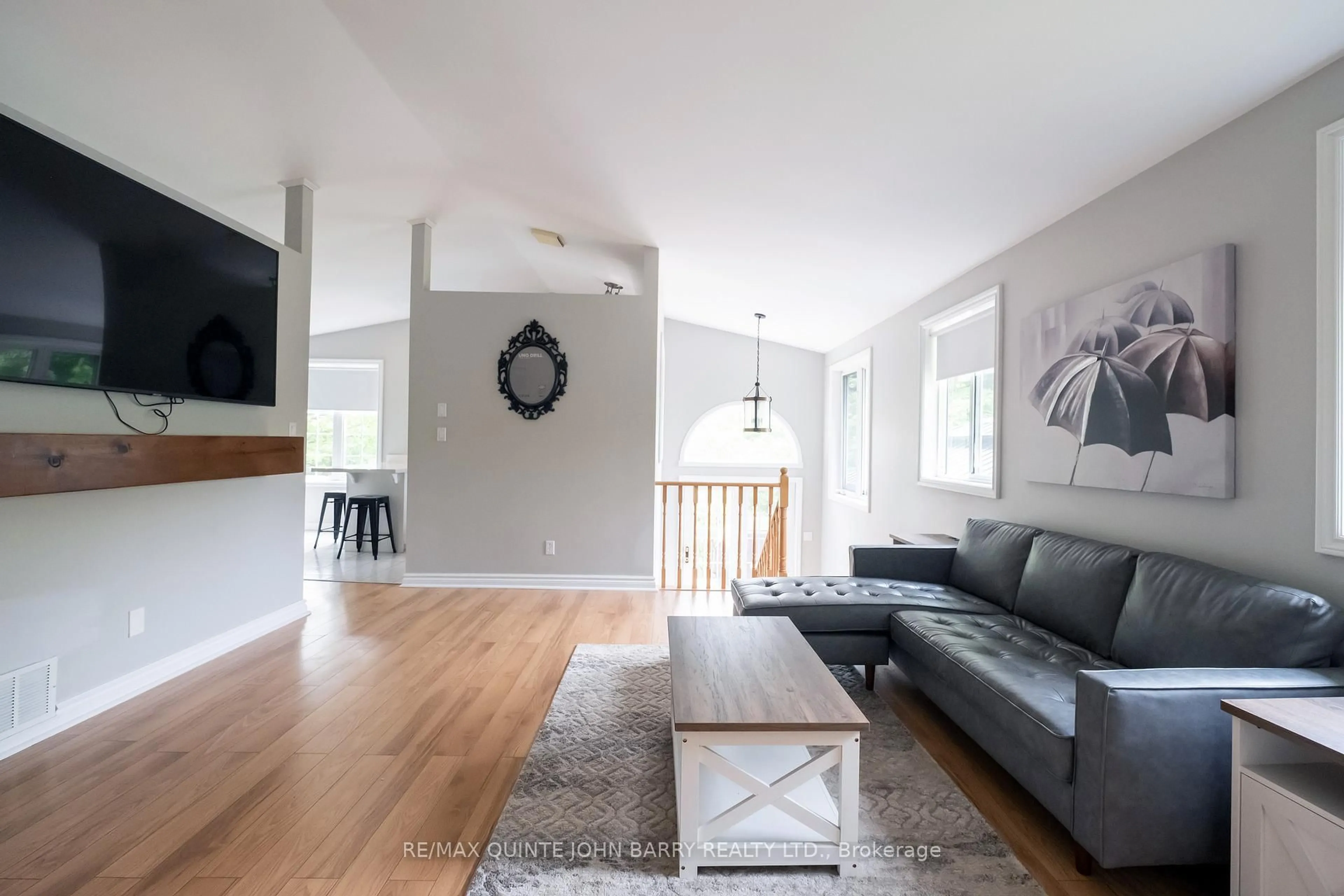 Living room with furniture, wood/laminate floor for 524 Christiani Rd, Ingleside Ontario K8V 5P4