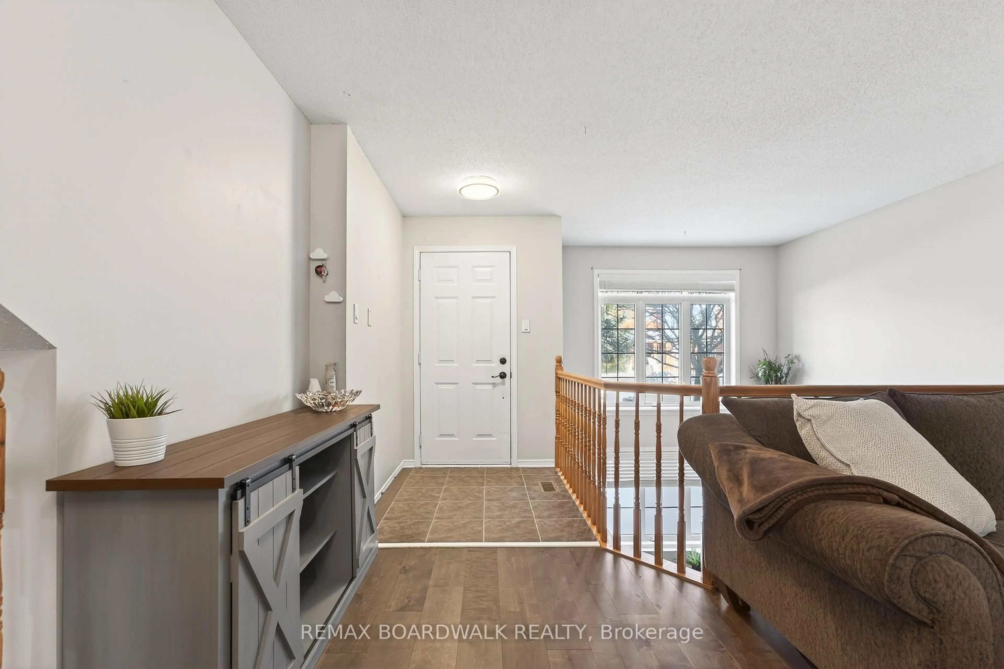 Indoor entryway for 70 EDENVALE Dr #165, Ottawa Ontario K2K 3N6