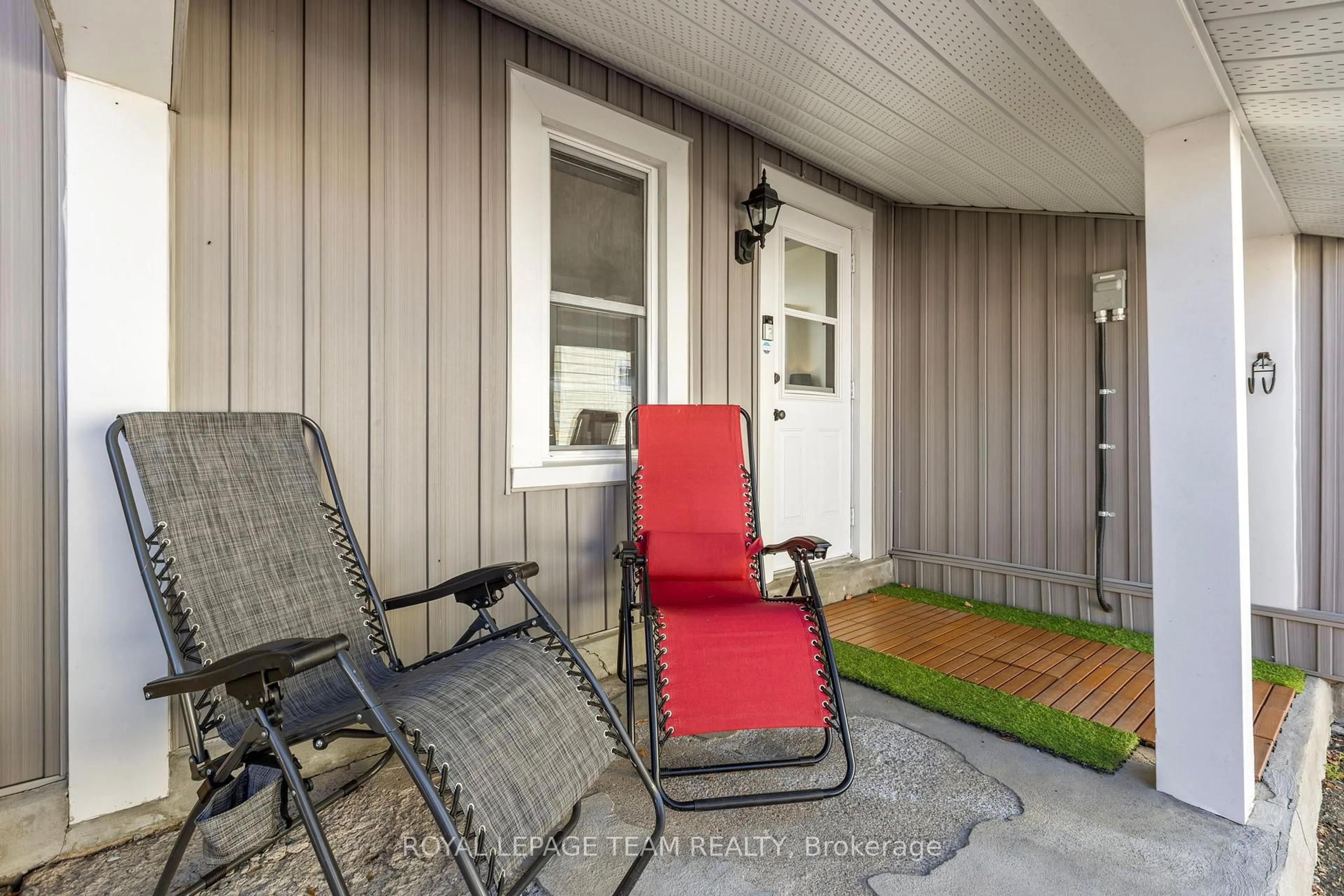 Patio, street for 107 Queen St, Renfrew Ontario K7V 2A4