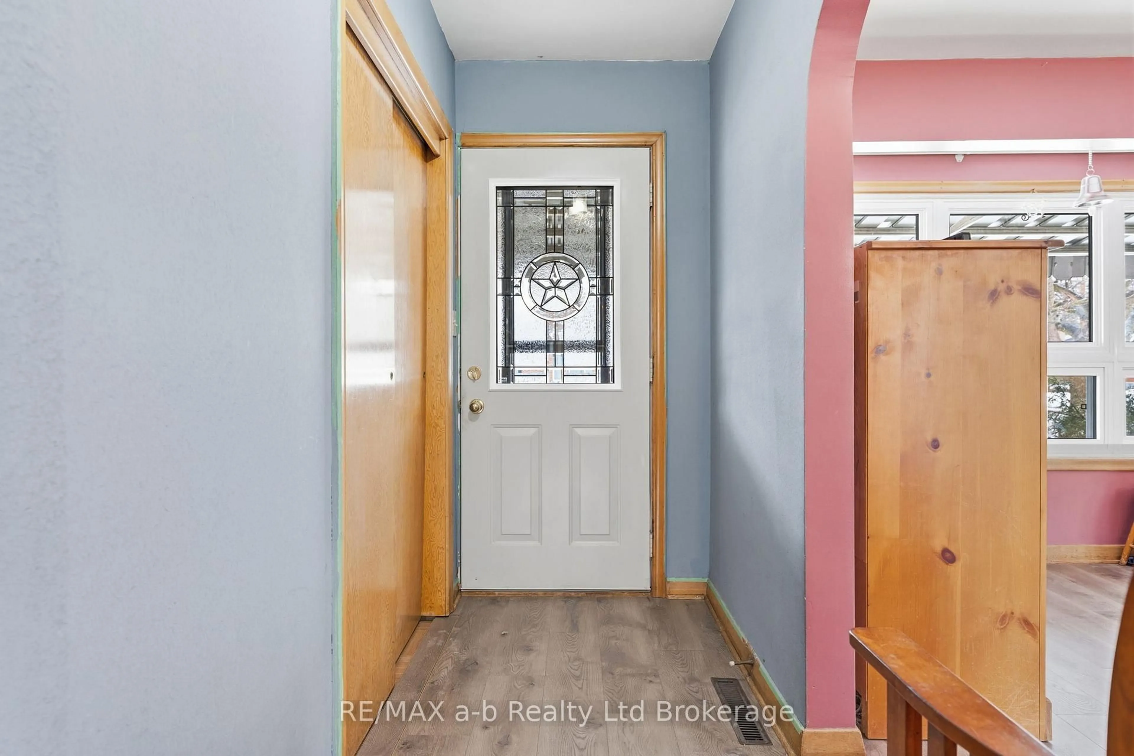 Indoor entryway for 537 Fair St, Woodstock Ontario N4S 5V1