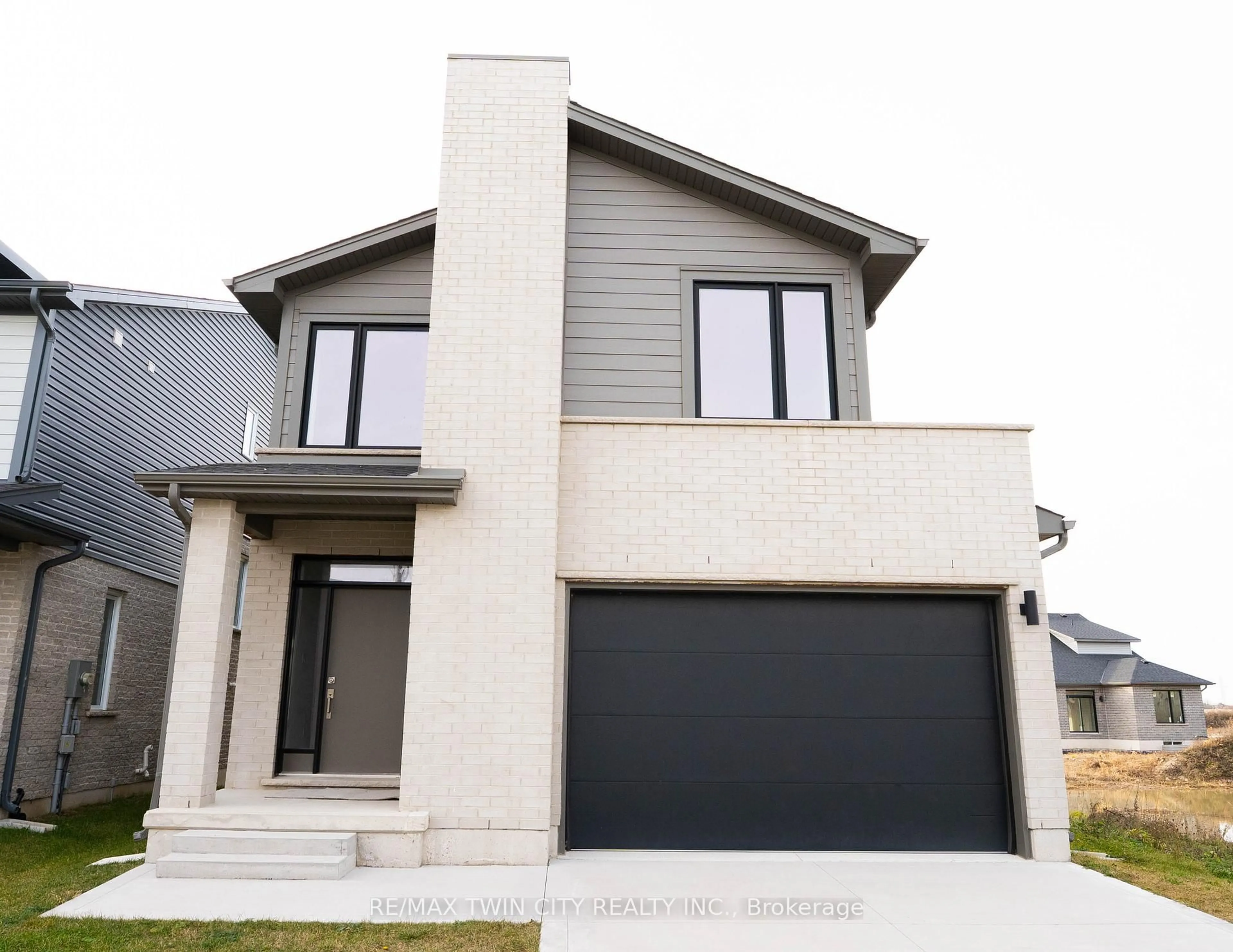 Home with vinyl exterior material, street for 2250 Southport Cres, London South Ontario N6M 0A1