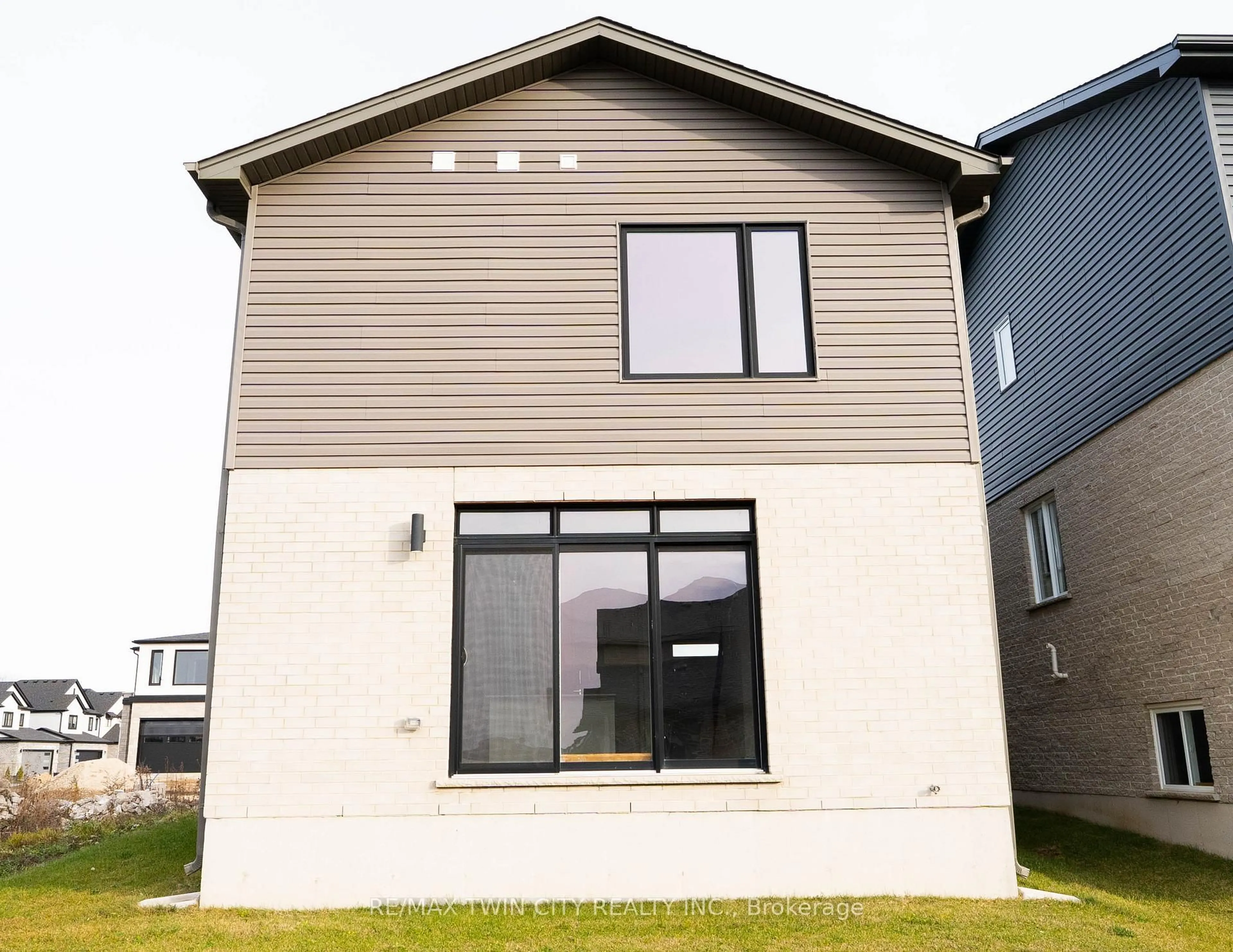 Home with vinyl exterior material, building for 2250 Southport Cres, London South Ontario N6M 0A1