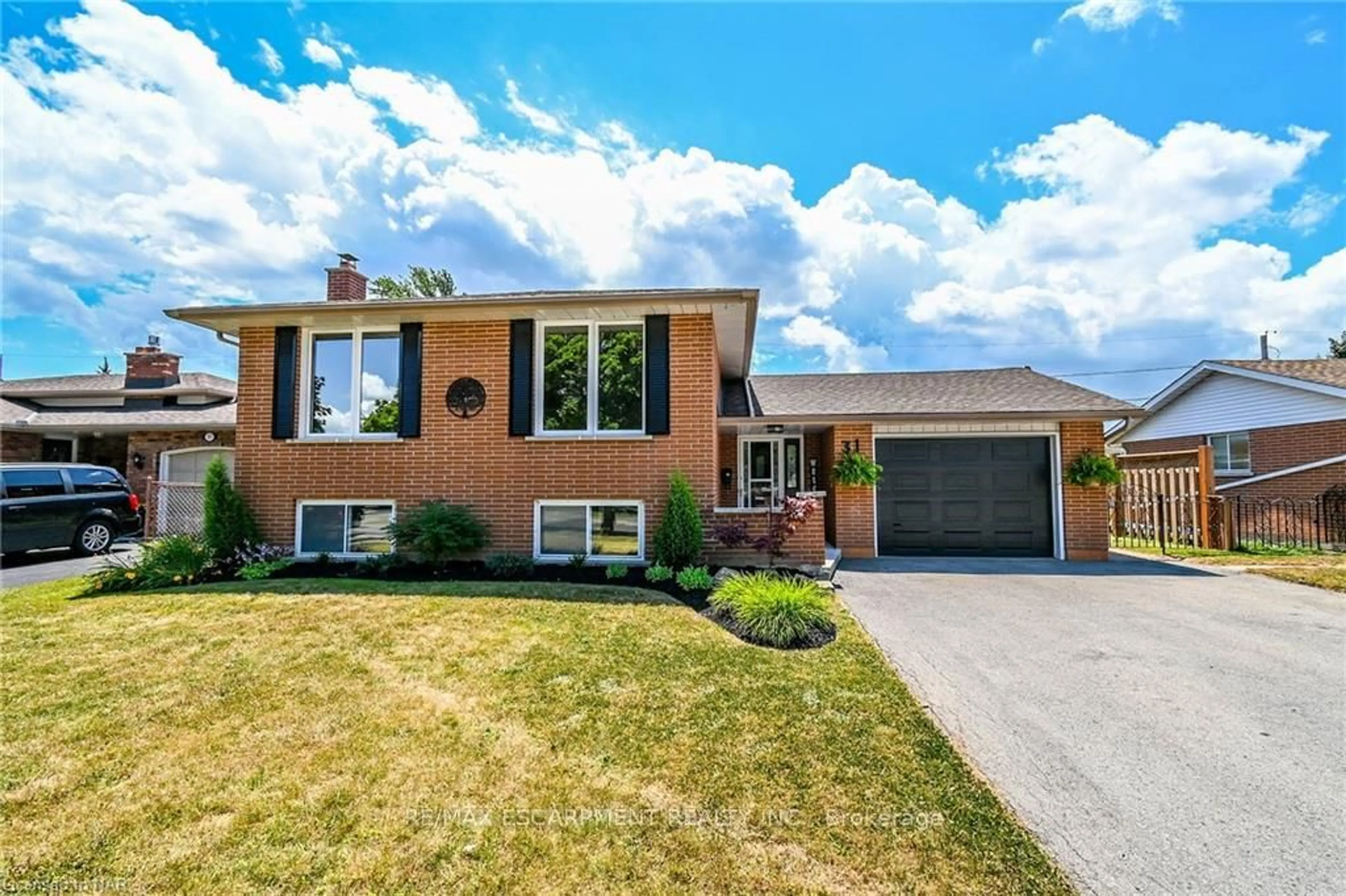 Home with brick exterior material, street for 31 Westwood Cres, Welland Ontario L3C 4R2