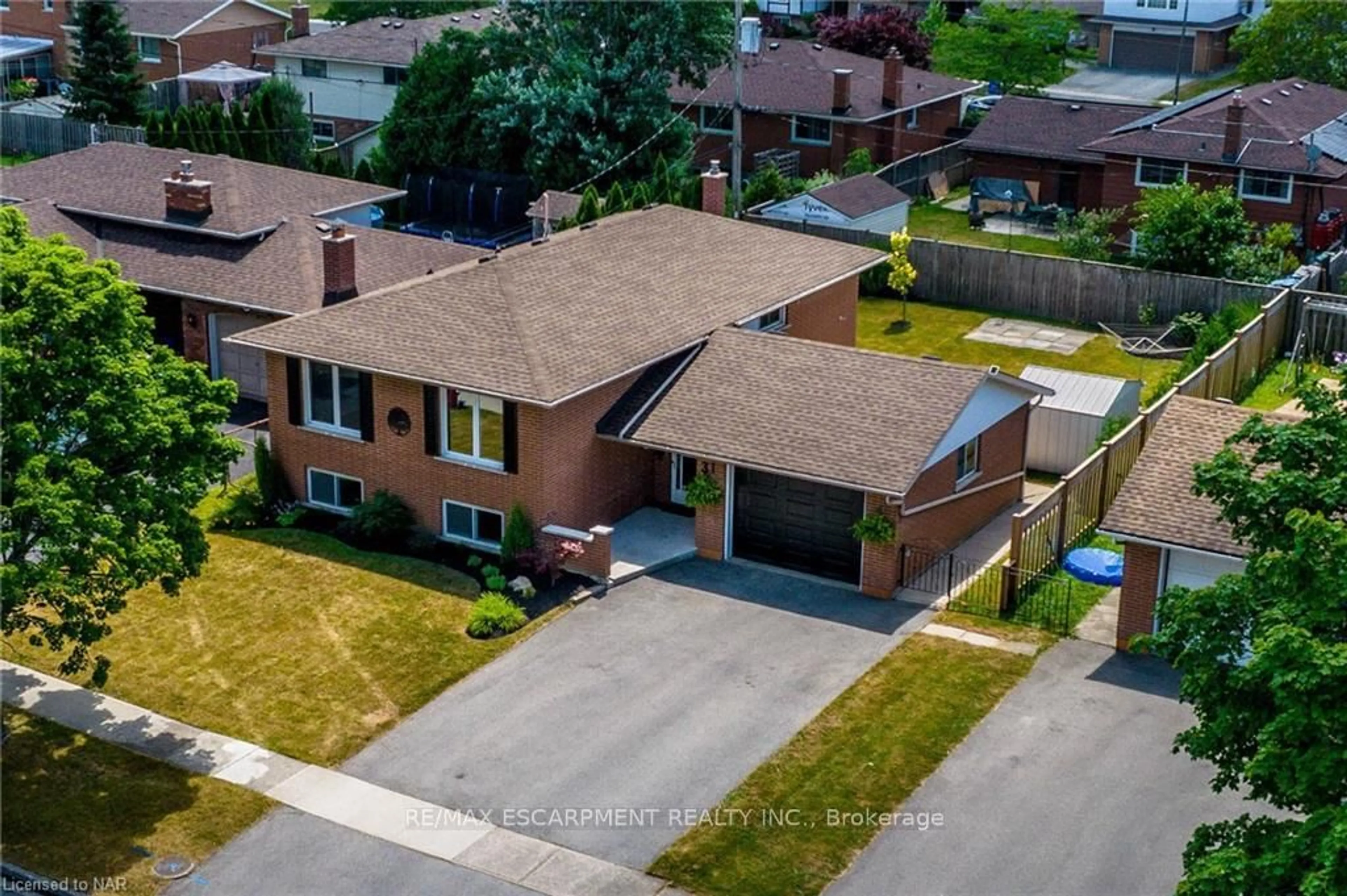 A pic from outside/outdoor area/front of a property/back of a property/a pic from drone, street for 31 Westwood Cres, Welland Ontario L3C 4R2