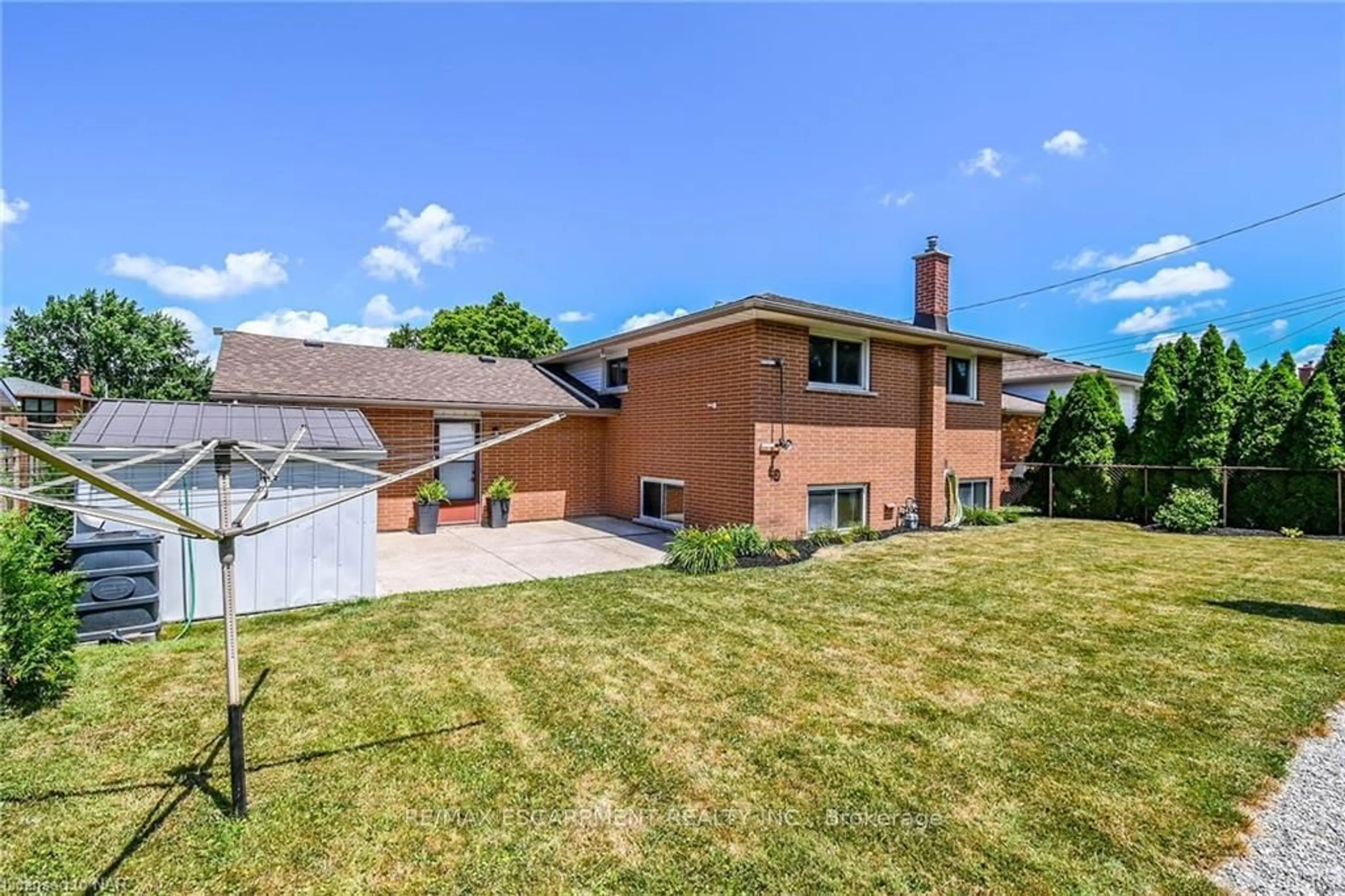 Home with brick exterior material, street for 31 Westwood Cres, Welland Ontario L3C 4R2