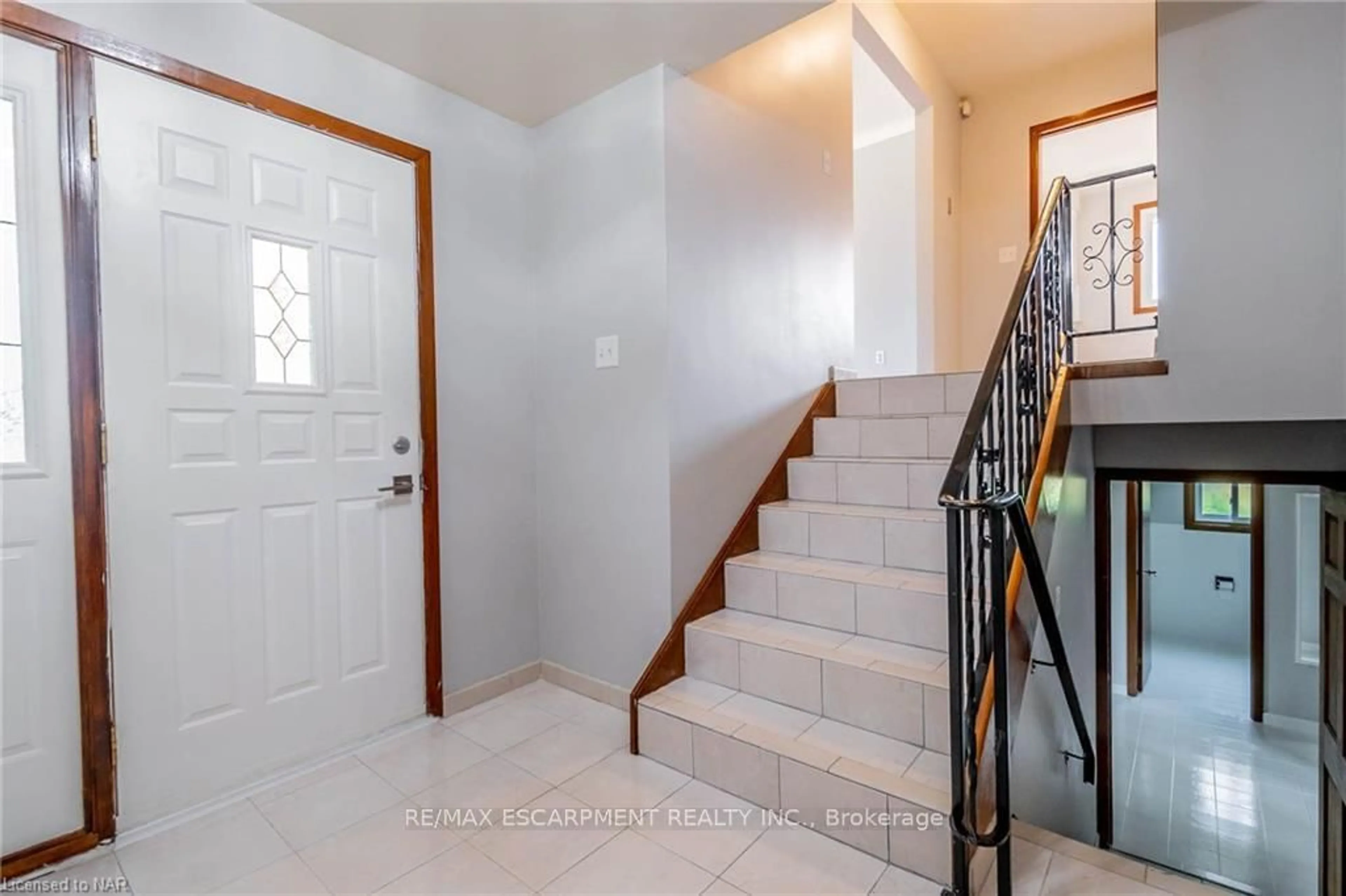Indoor entryway for 31 Westwood Cres, Welland Ontario L3C 4R2