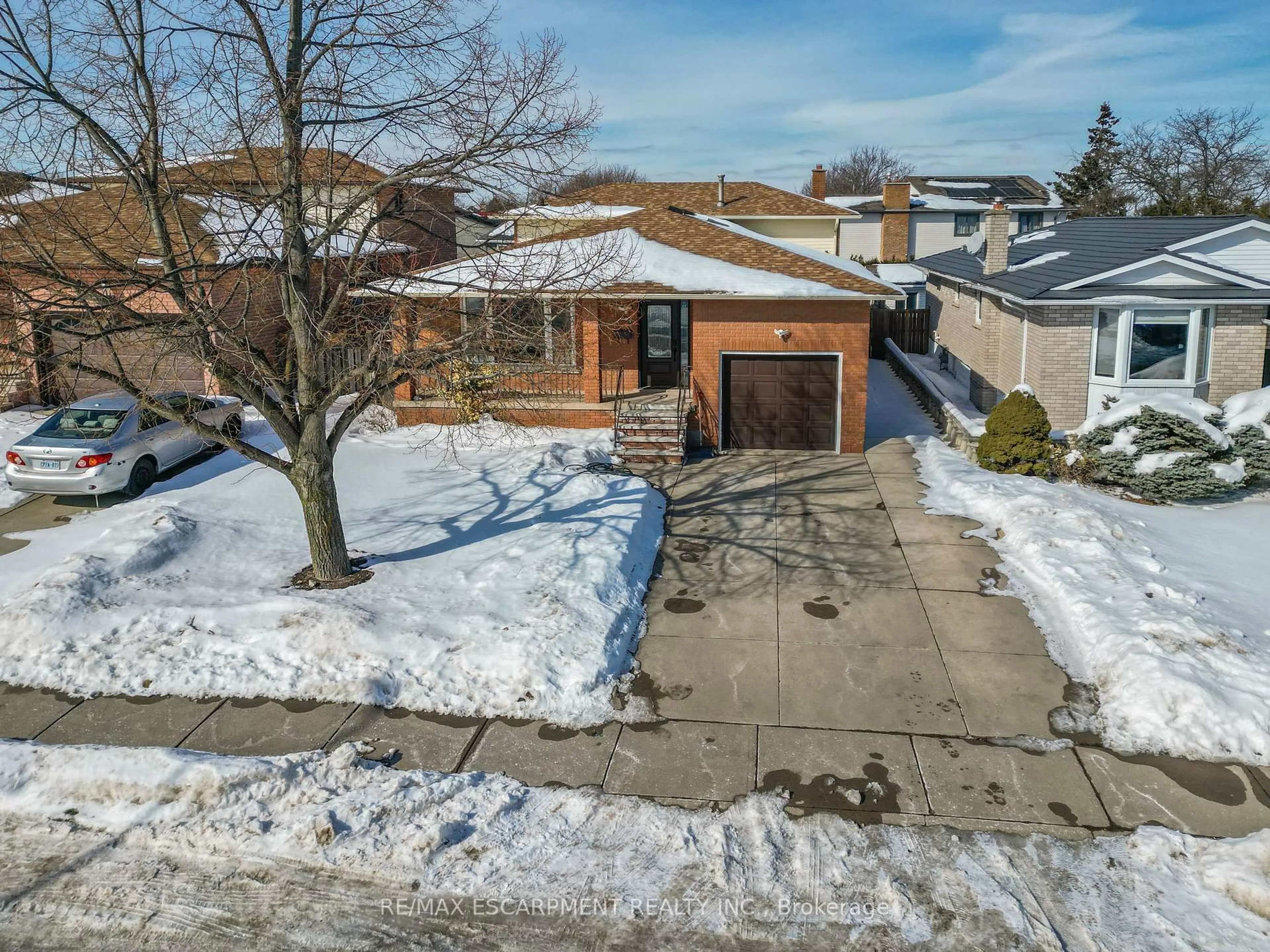 A pic from outside/outdoor area/front of a property/back of a property/a pic from drone, street for 209 Ravenbury Dr, Hamilton Ontario L8W 2J2