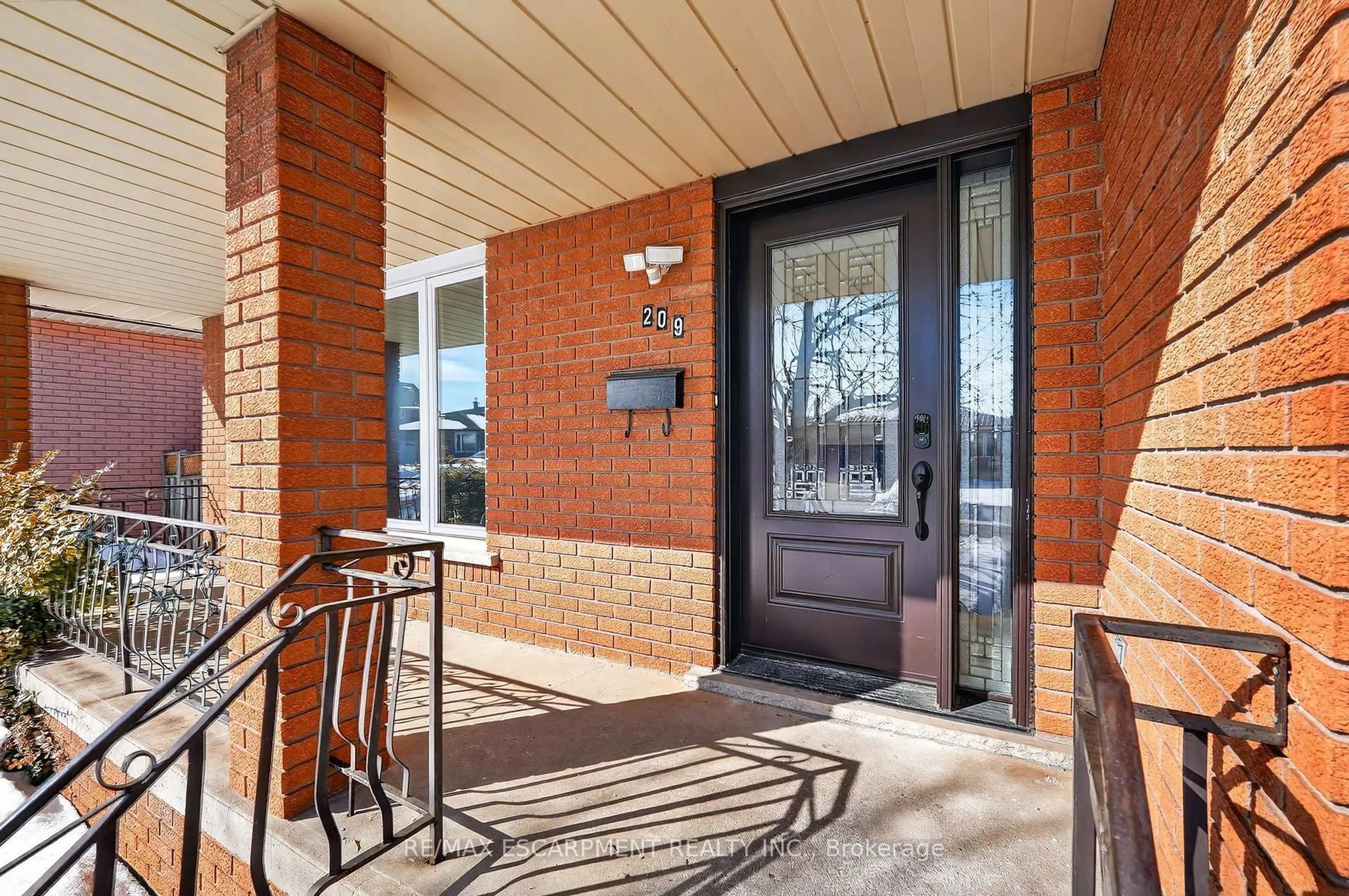 Indoor entryway for 209 Ravenbury Dr, Hamilton Ontario L8W 2J2