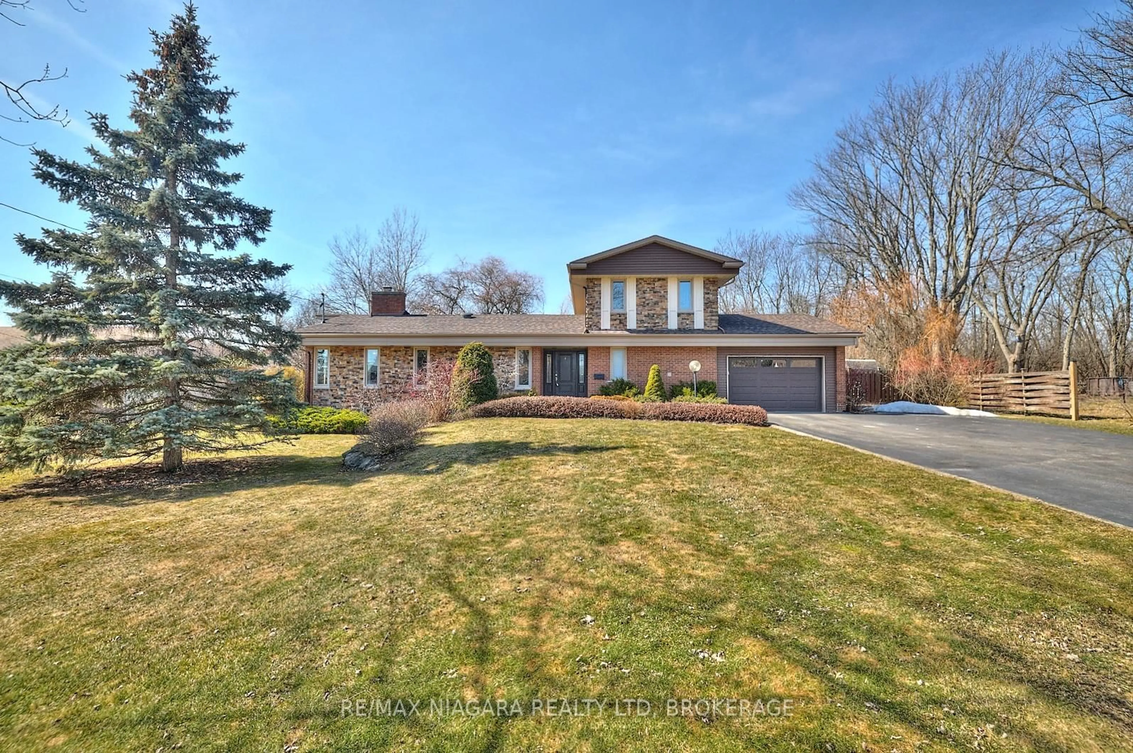 Home with brick exterior material, street for 1121 Pettit Rd, Fort Erie Ontario L2A 5A2