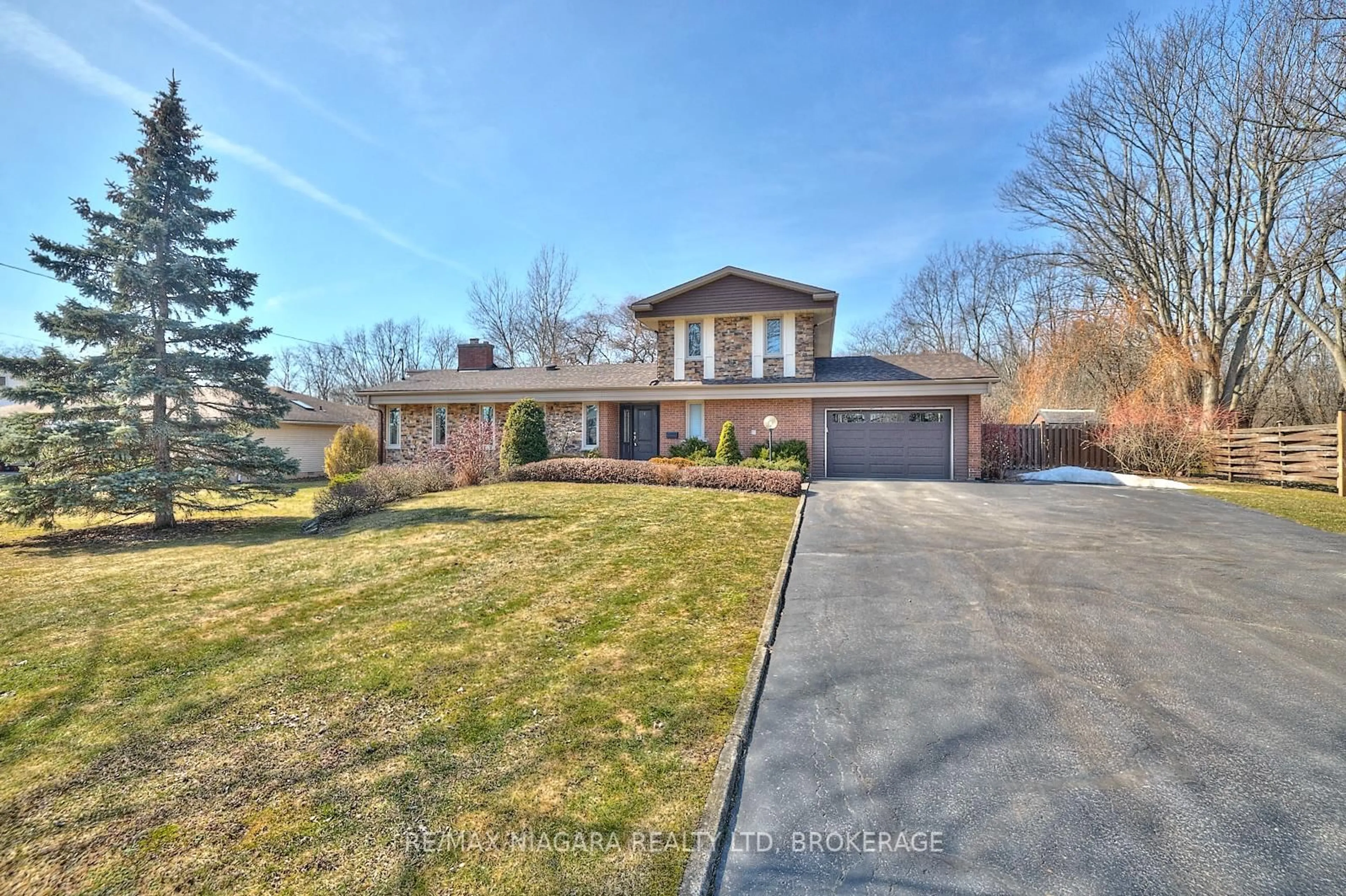 Home with brick exterior material, street for 1121 Pettit Rd, Fort Erie Ontario L2A 5A2