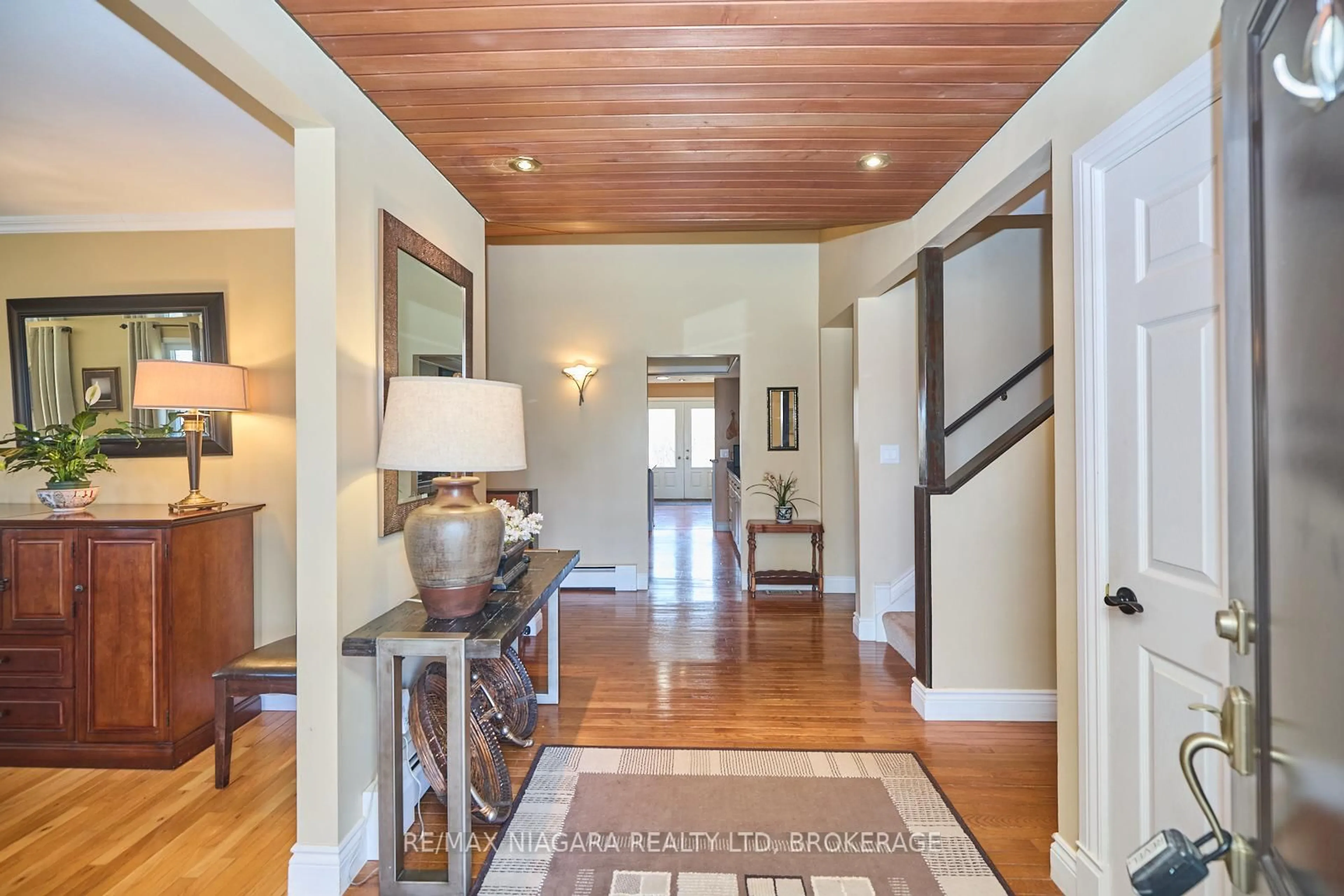 Indoor entryway for 1121 Pettit Rd, Fort Erie Ontario L2A 5A2