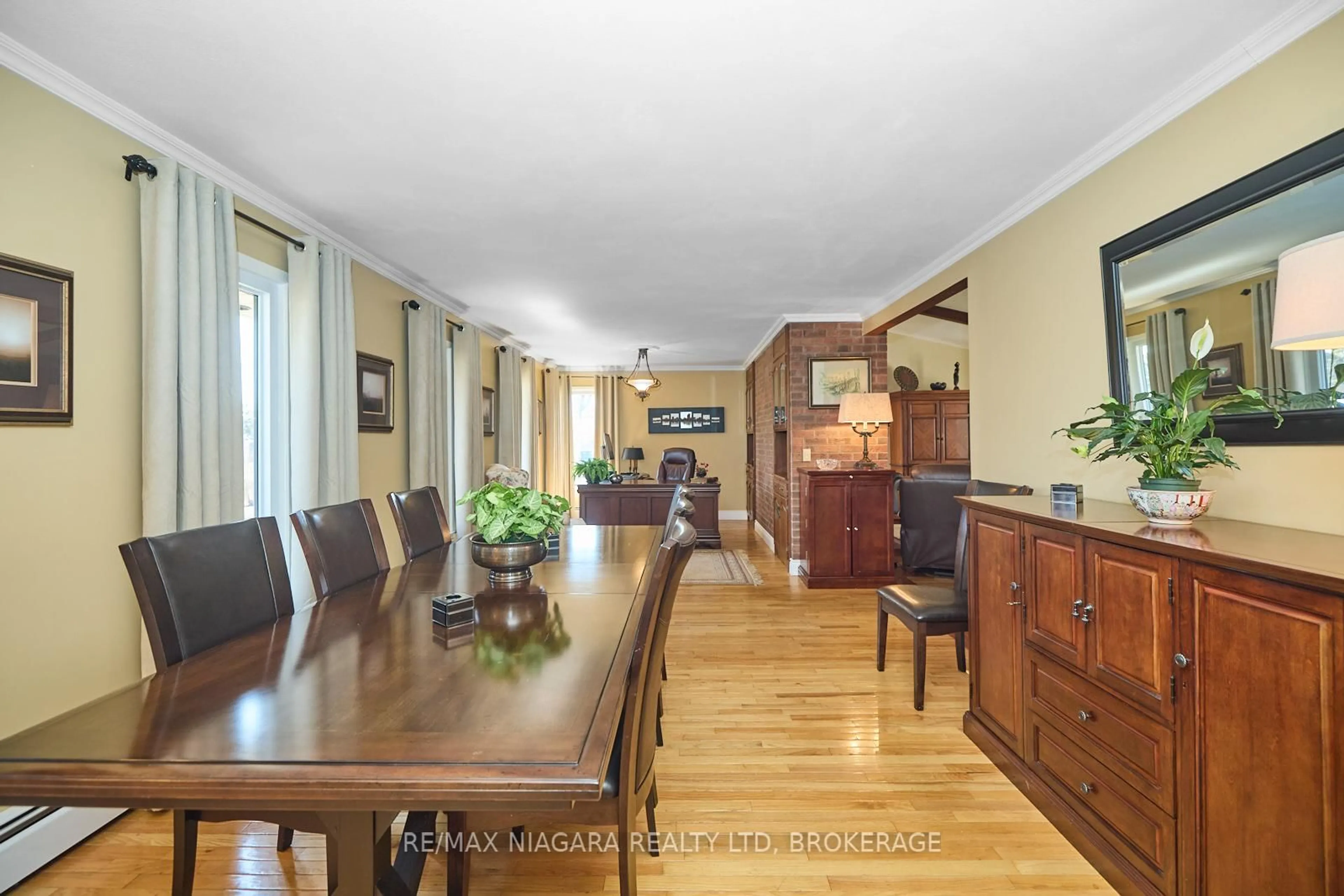 Dining room, wood/laminate floor for 1121 Pettit Rd, Fort Erie Ontario L2A 5A2