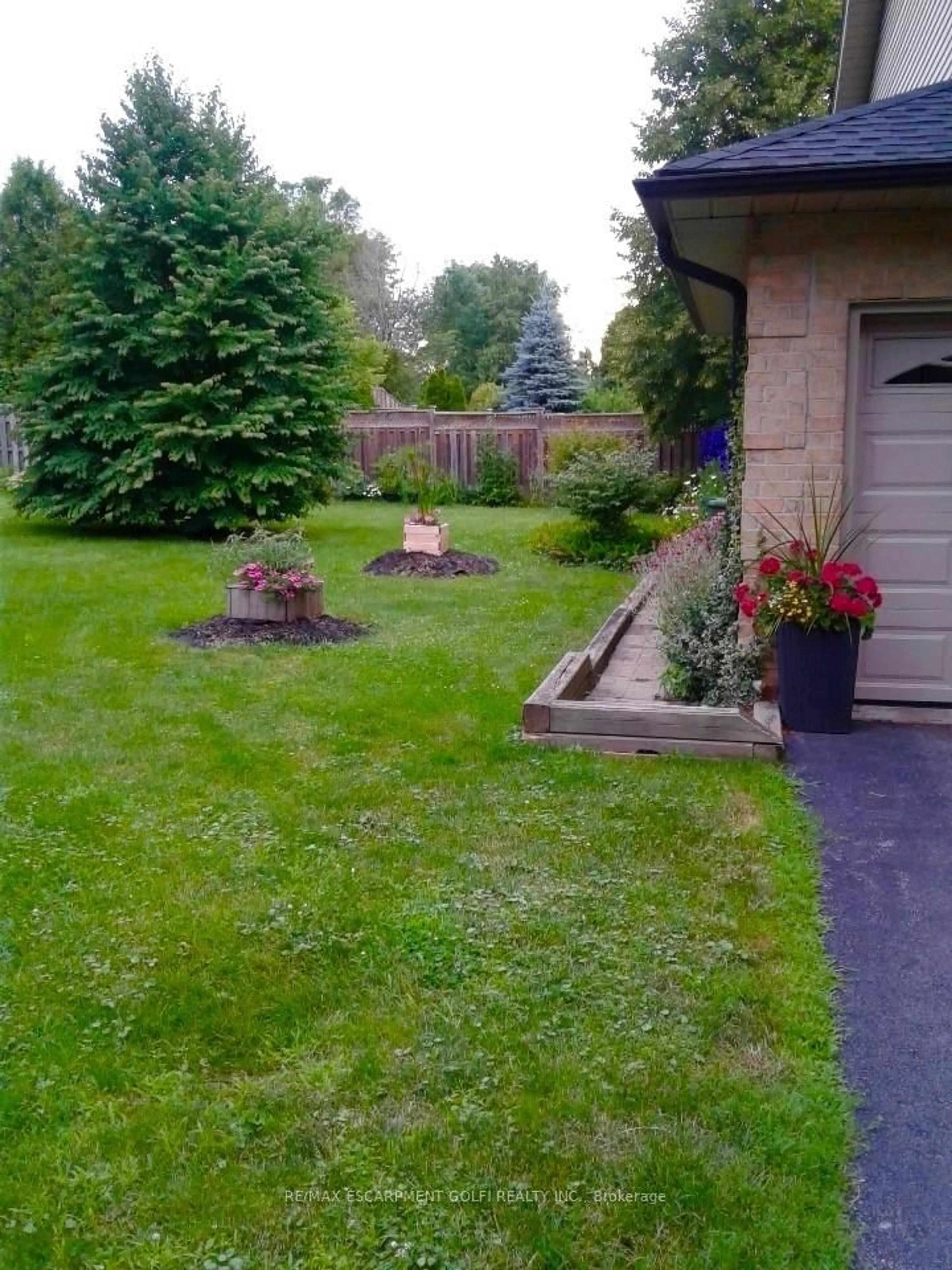 Patio, street for 644 Upper Paradise Rd #20, Hamilton Ontario L9C 7K8