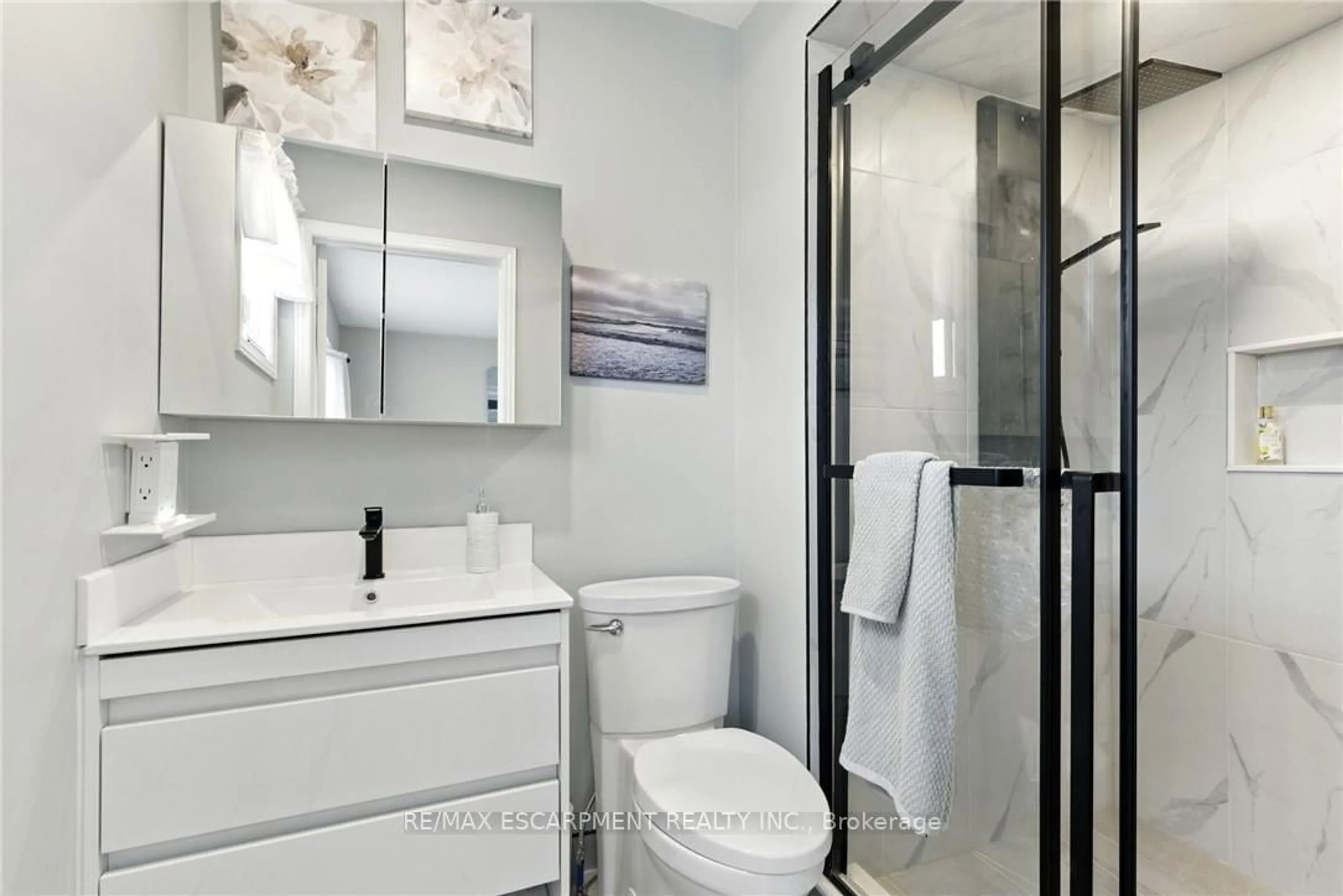 Contemporary bathroom, ceramic/tile floor for 360 Silverbirch Blvd, Hamilton Ontario L0R 1W0