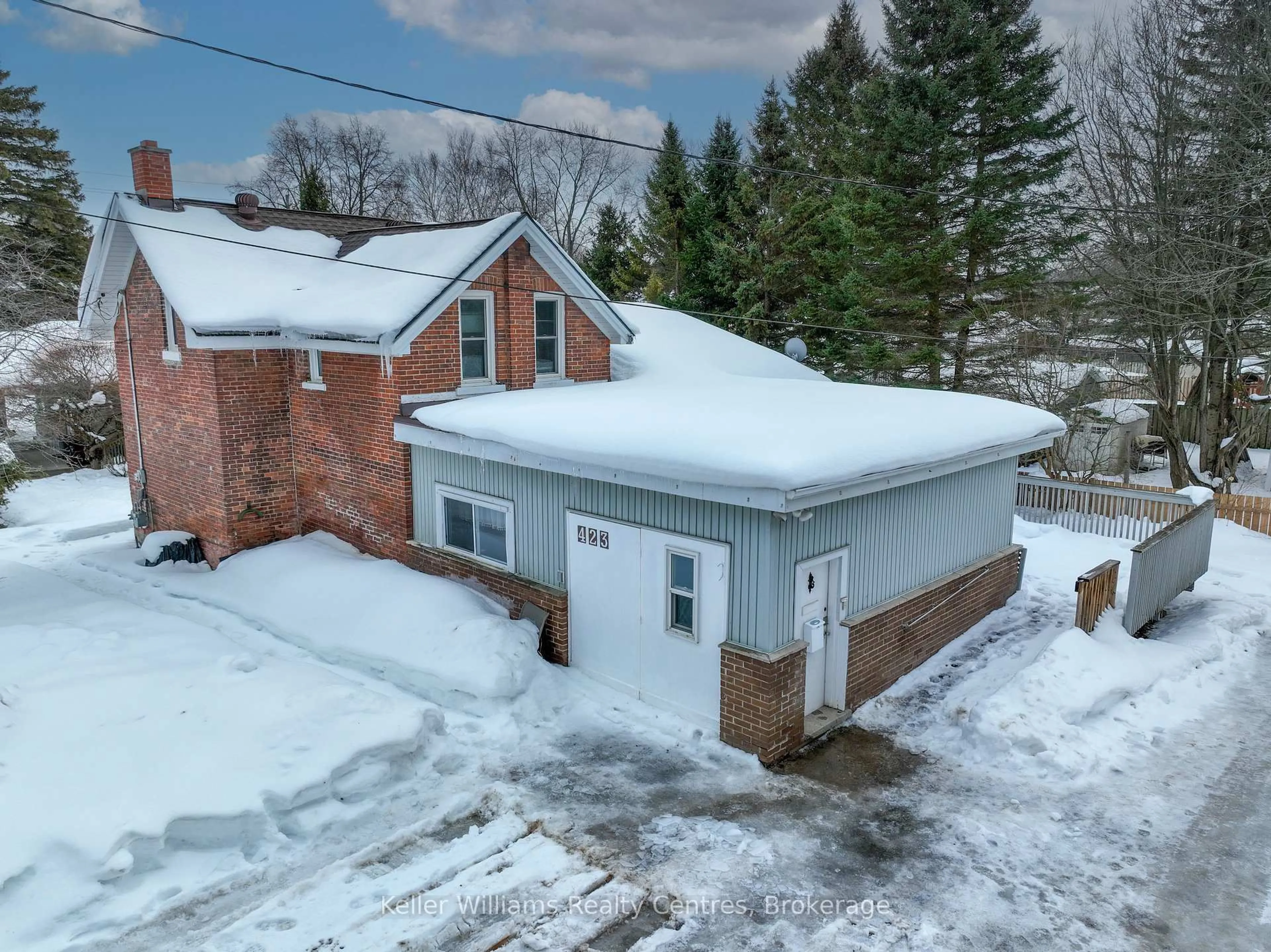 A pic from outside/outdoor area/front of a property/back of a property/a pic from drone, unknown for 423 17th St, Owen Sound Ontario N4K 4B5