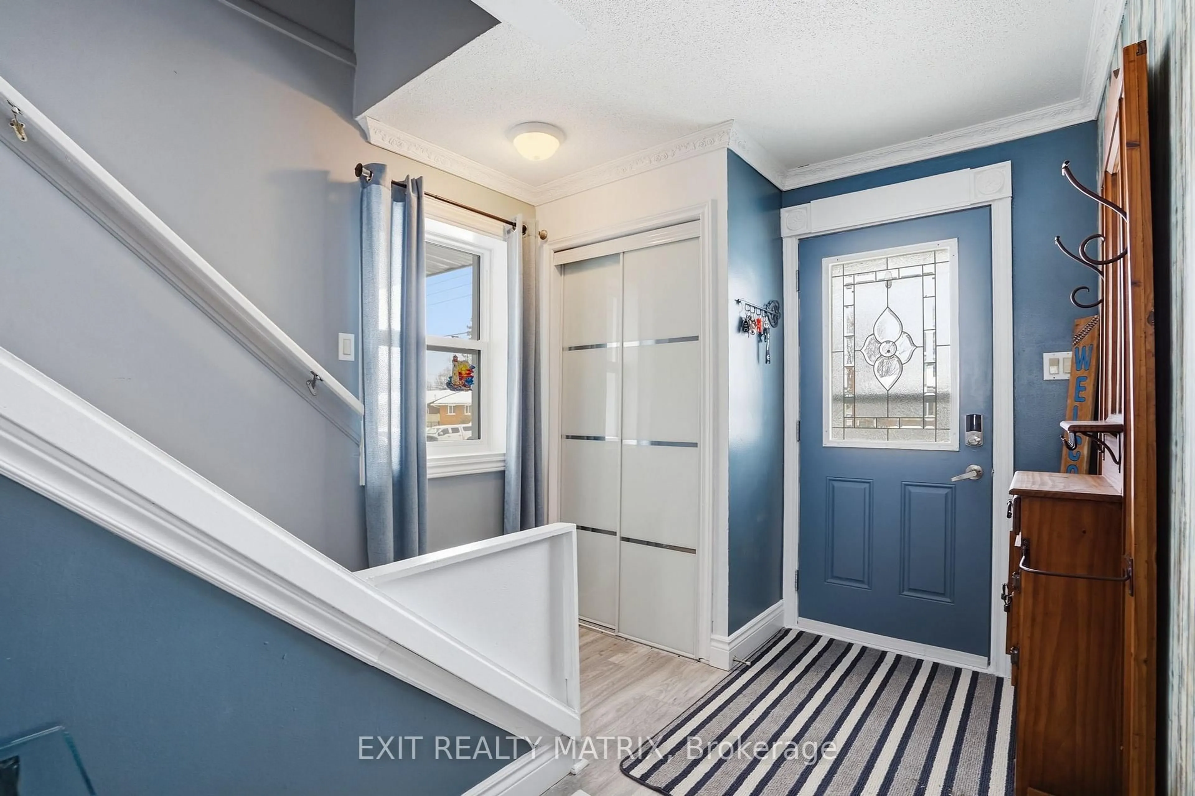 Indoor entryway for 1691-1695 Saint-Laurent St, Clarence-Rockland Ontario K4K 1C2