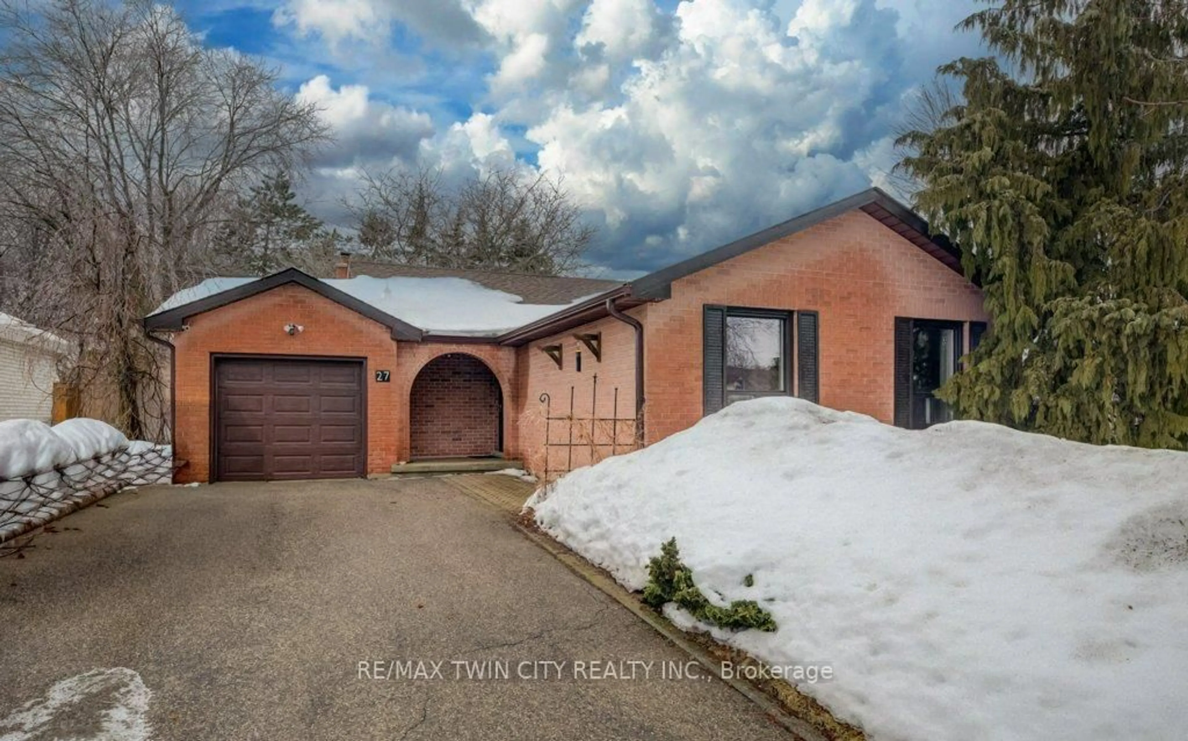 A pic from outside/outdoor area/front of a property/back of a property/a pic from drone, street for 27 Erinbrook Dr, Kitchener Ontario N2E 2V8