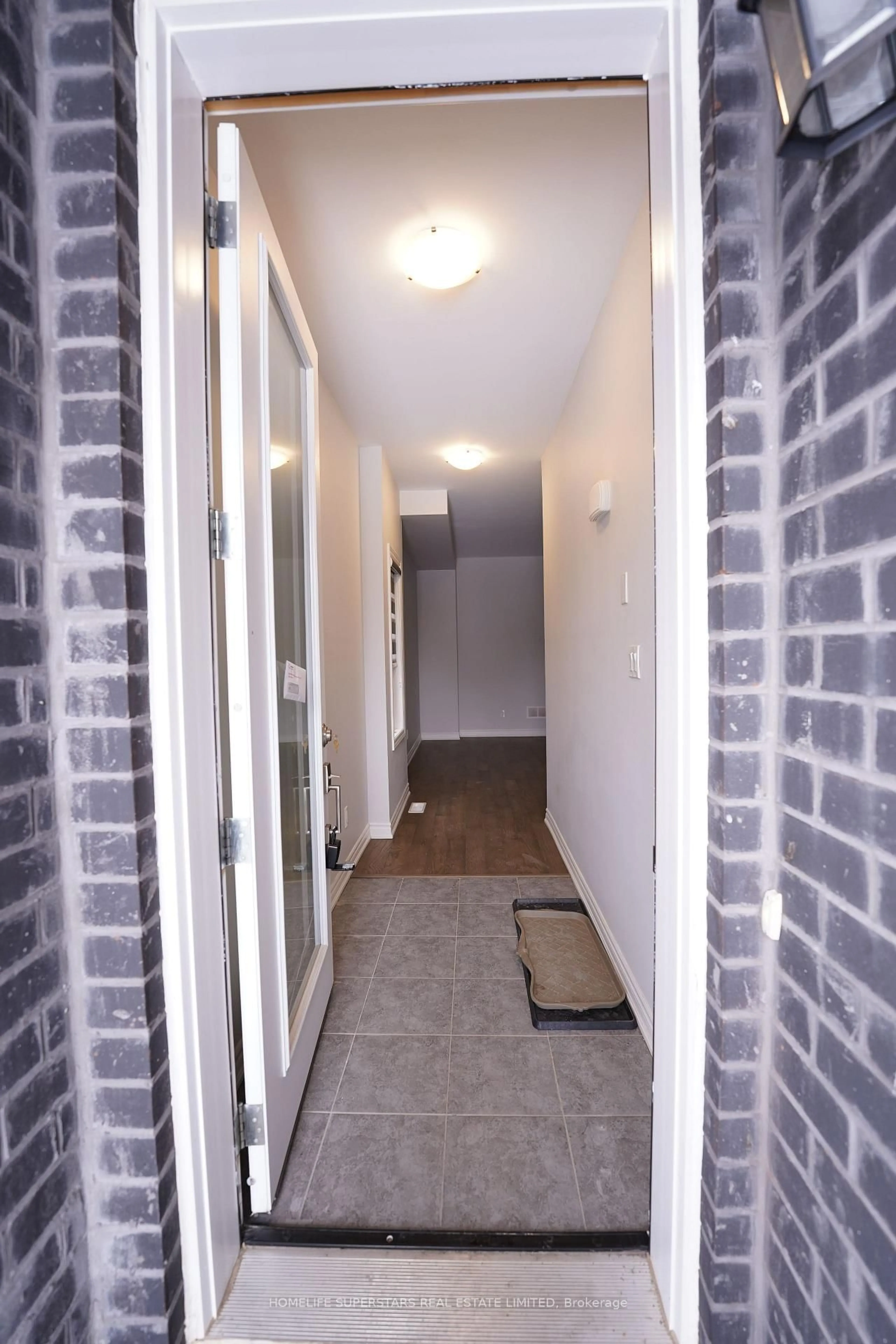 Indoor entryway for 68 Mclaughlin St, Welland Ontario L3B 0J8