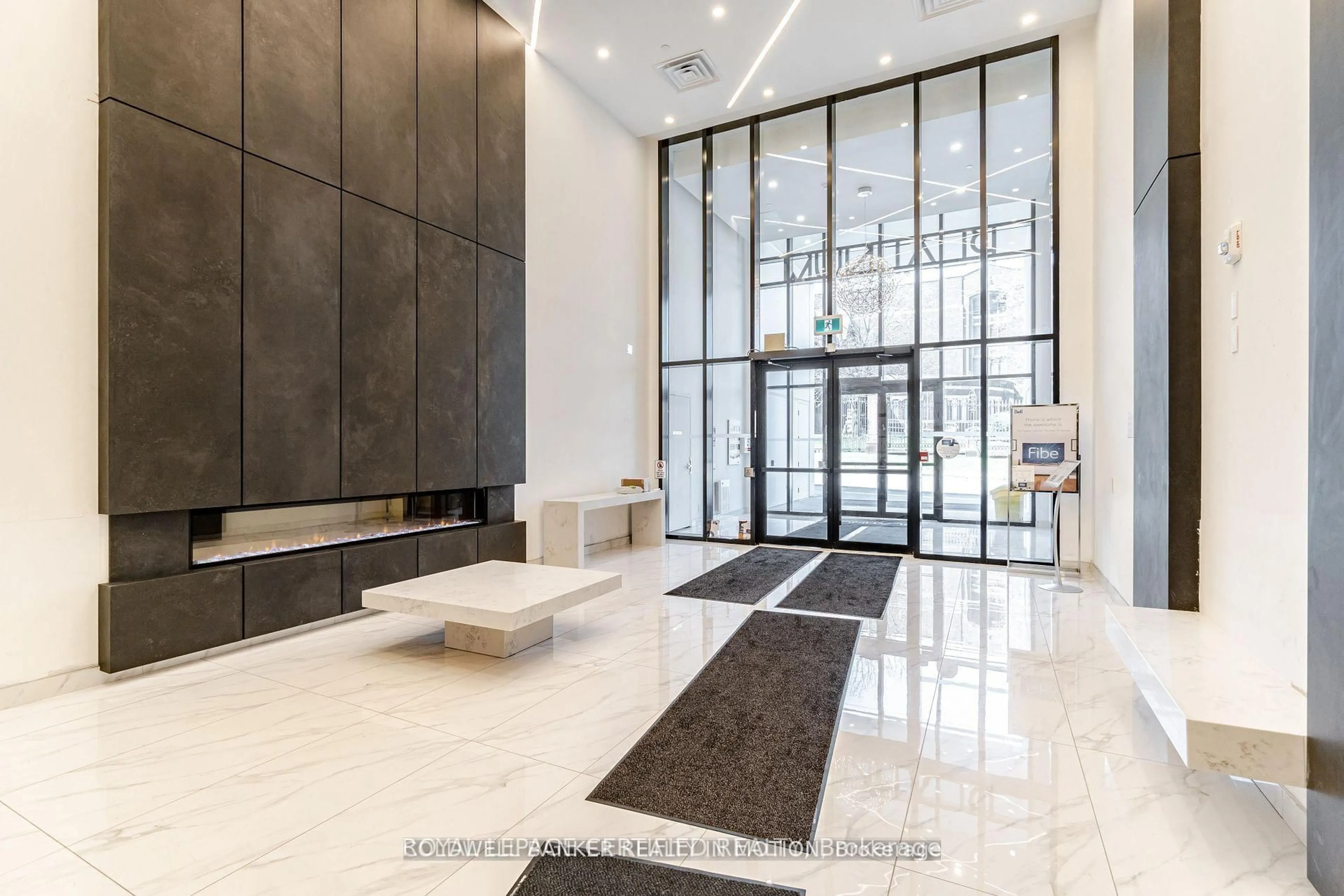 Indoor foyer for 15 Queen St #303, Hamilton Ontario L8P 0C6