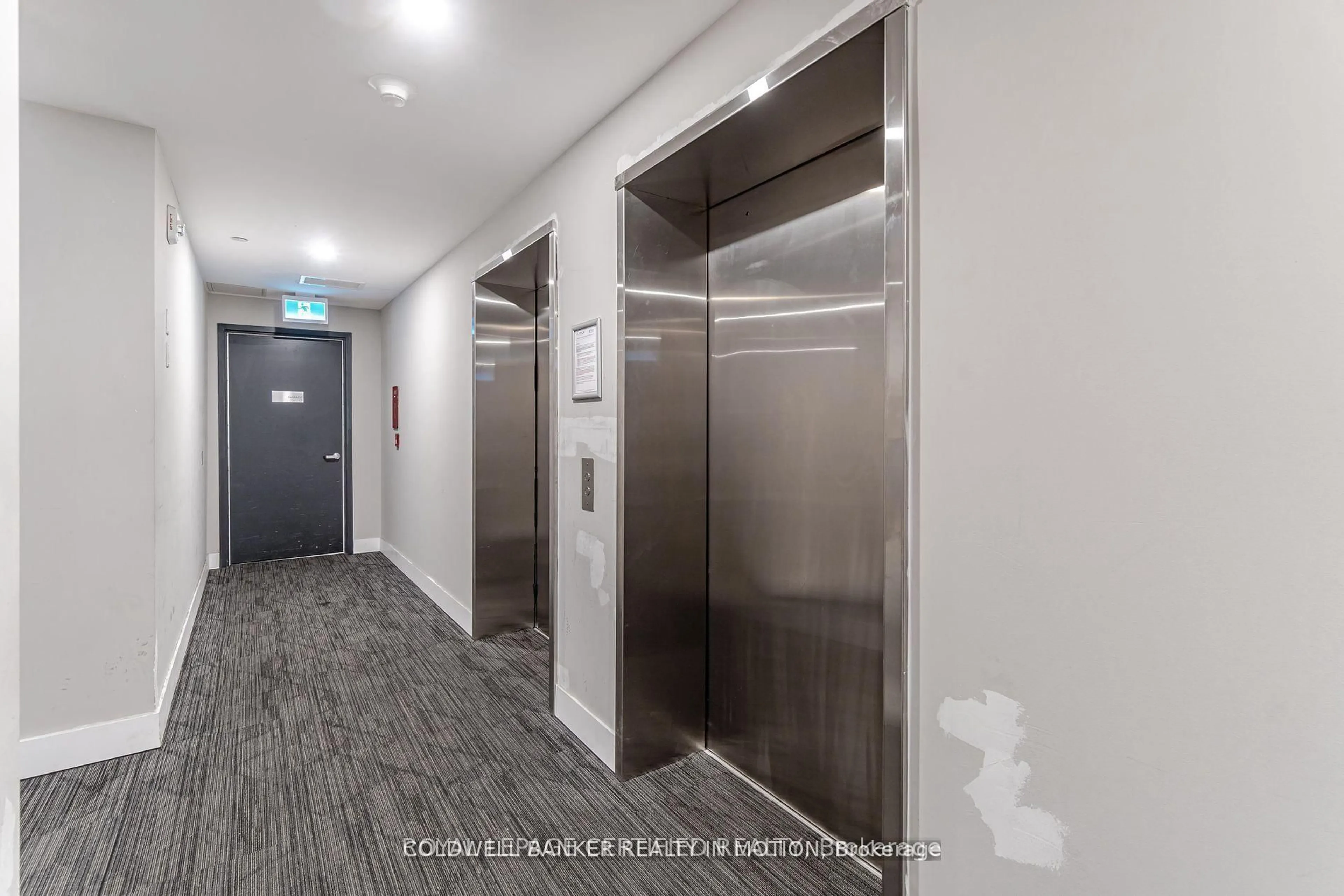 Indoor foyer for 15 Queen St #303, Hamilton Ontario L8P 0C6